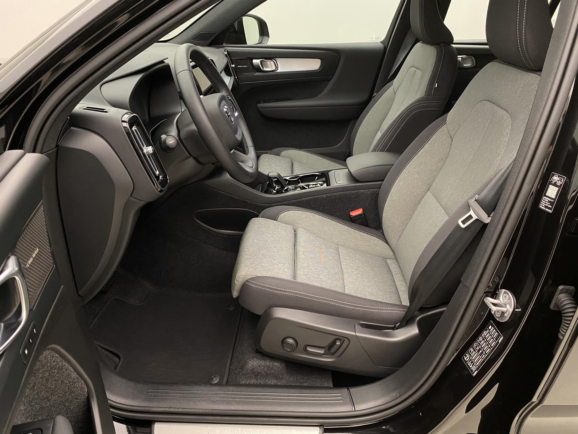 Volvo XC40, B3 AUT DARK PLUS - fotka 3