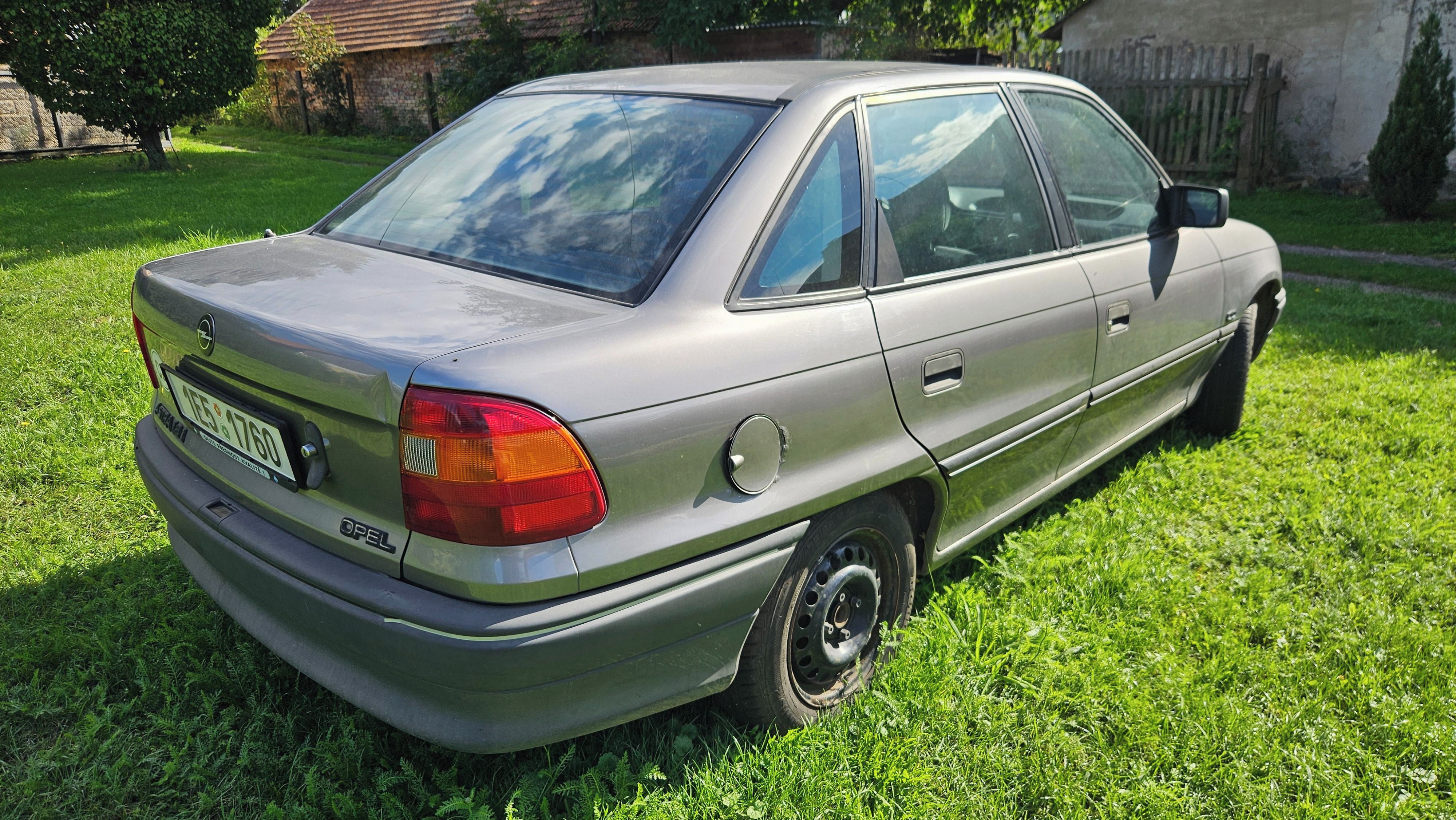 Opel Astra, Opel Astra 1.8i 66 kW, r. 1992 - fotka 6