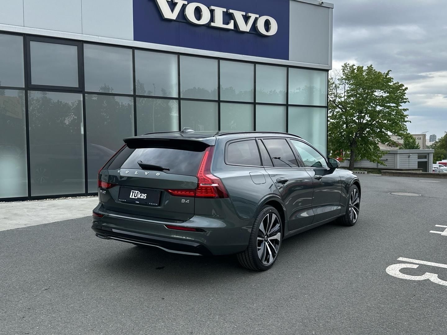 Volvo V60, 2.0B4 FWD 145kW PLUS DARK - fotka 6