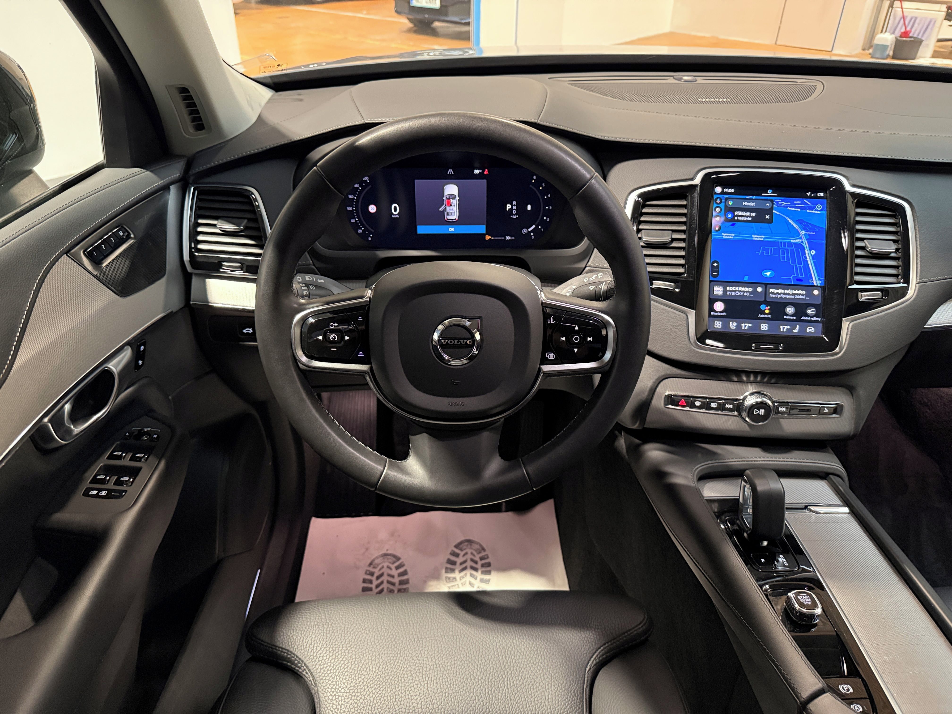 Volvo XC90, B5 AWD diesel Plus Dark Auto - fotka 6