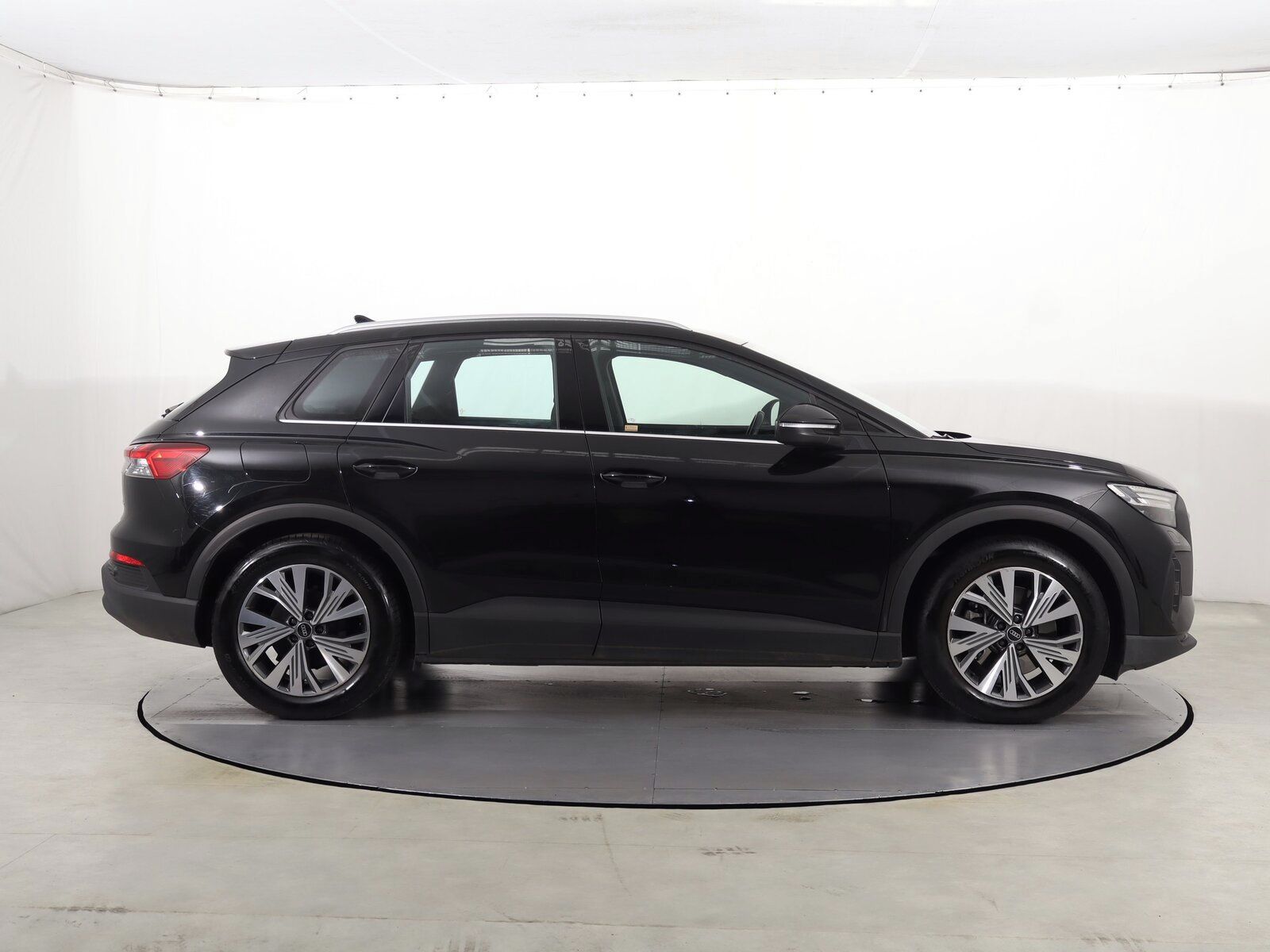 Audi Q4 e-tron, 40 e-tron, SoH 95%, S-Line - fotka 6