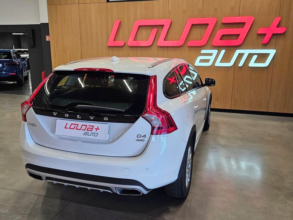Volvo V60, Momentum 2.4 D4 140 kW - fotka 3