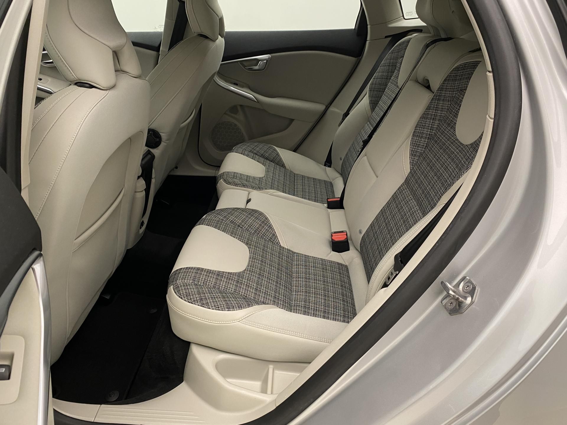 Volvo V40, CC D3 MOMENTUM AUT - fotka 4