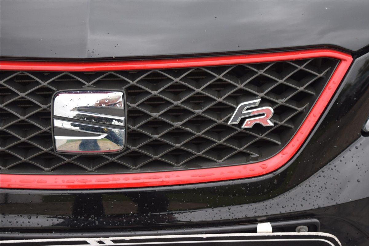 Seat Ibiza, 1,2 i 66KW FR-LINE NÍZKÉ KM - fotka 4