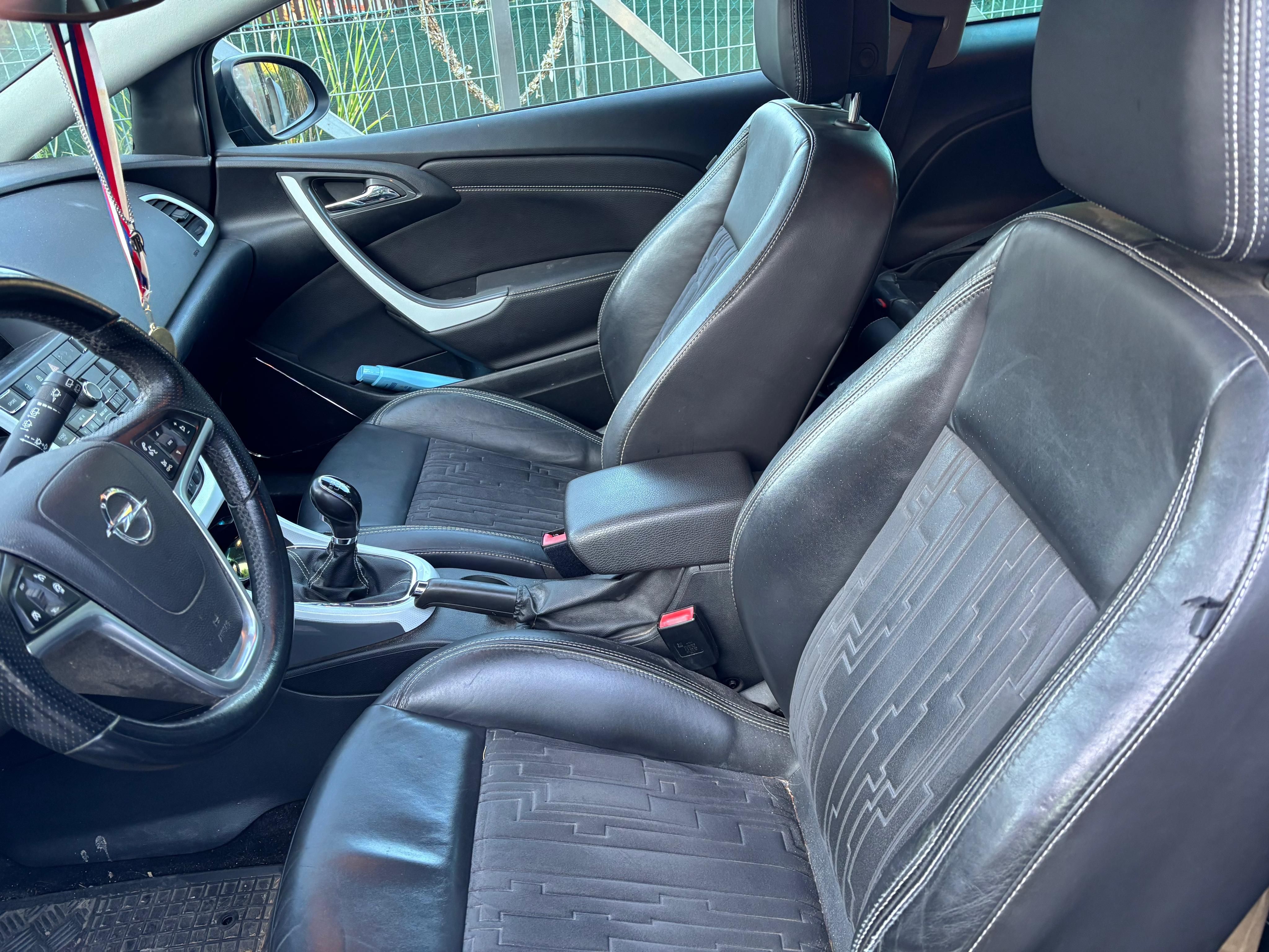 Opel Astra, Opel Astra GTC 2.0 sportovní - fotka 4
