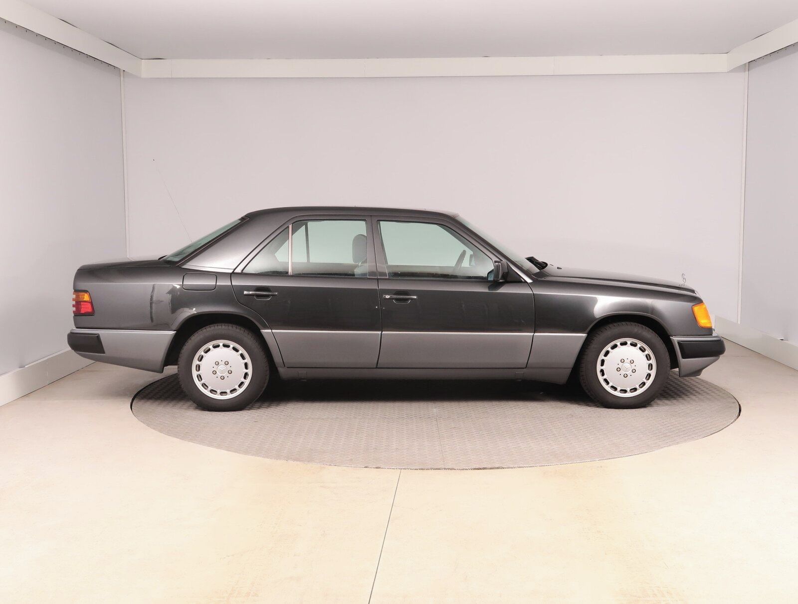 Mercedes-Benz Třídy E, 200 D - fotka 6
