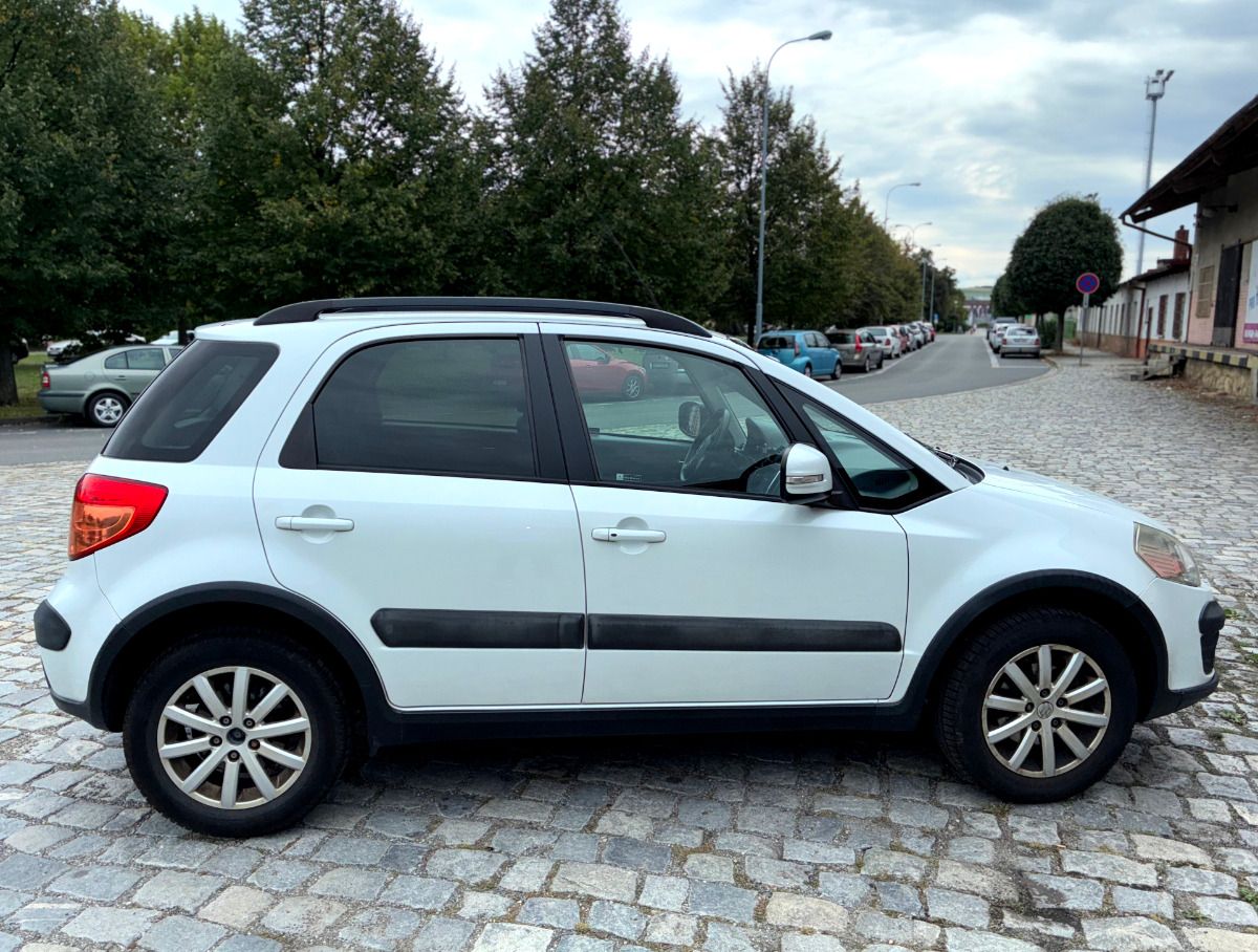 Suzuki SX4, 4WD 1. majitel 97 000 km - fotka 2