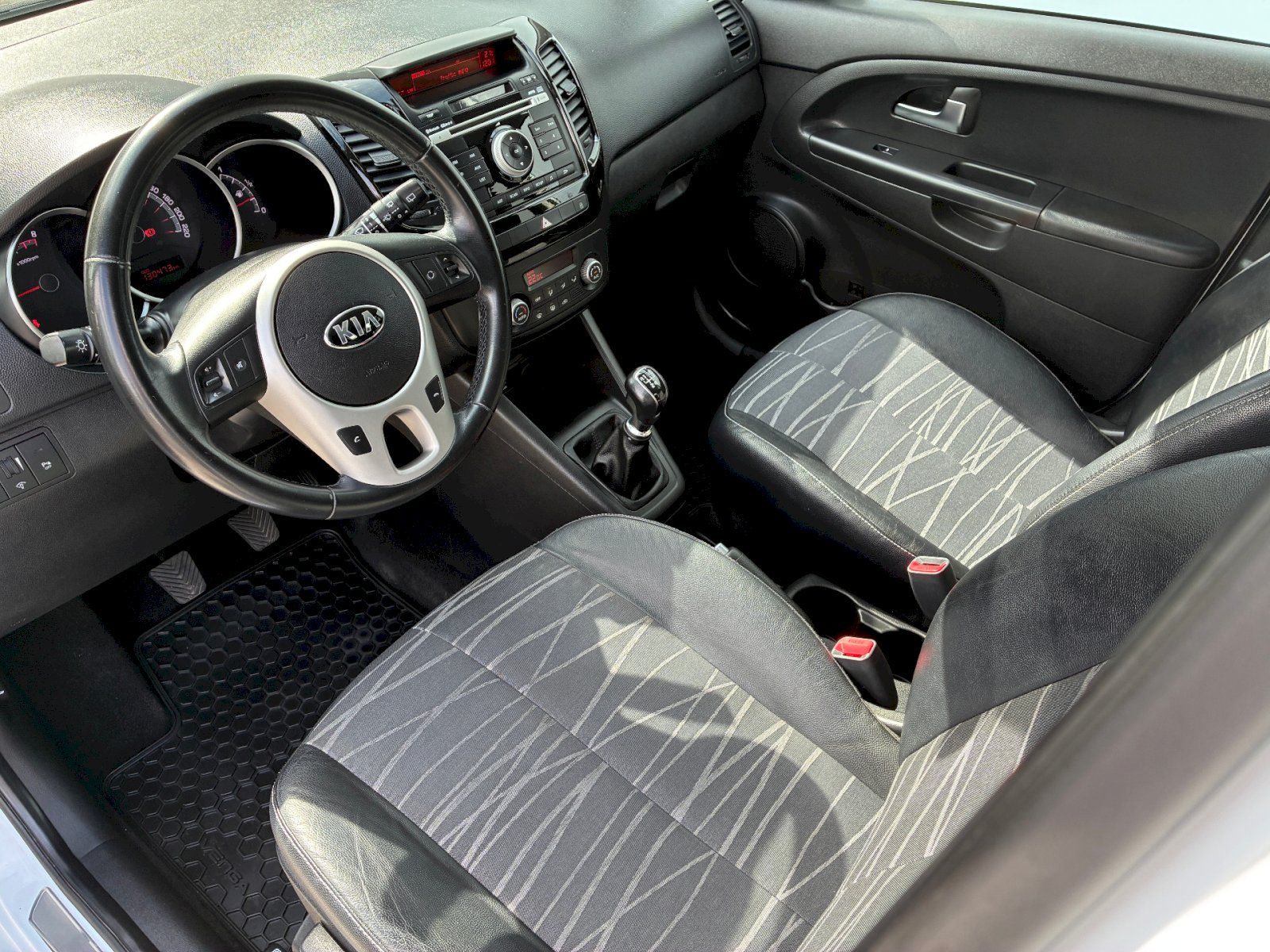 Kia Venga, 1,4 CVVT / 66 kW TOP - fotka 5