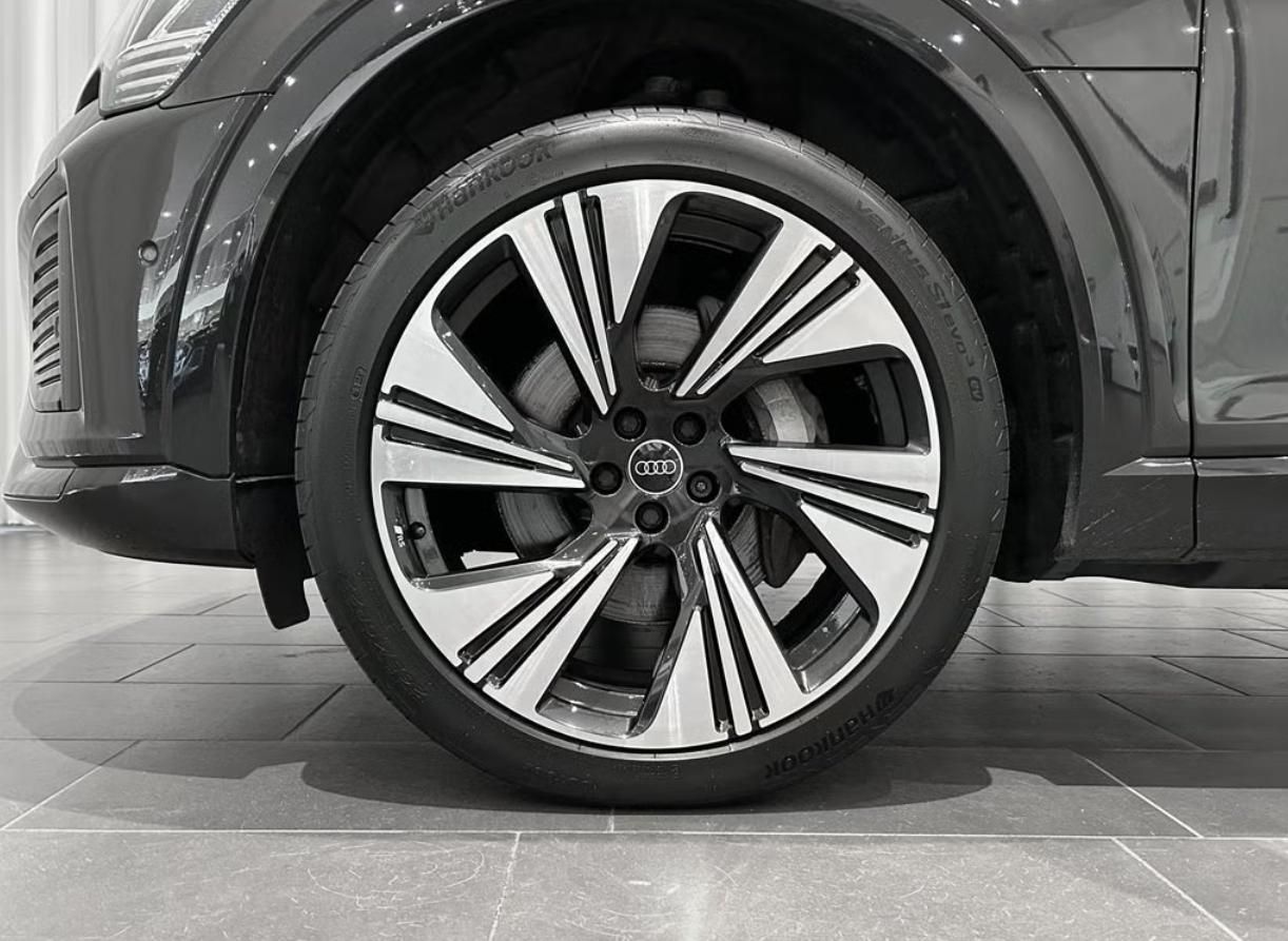 Audi Q8 e-tron, 55 Q 360k Pano Tažné 4 zóny - fotka 5