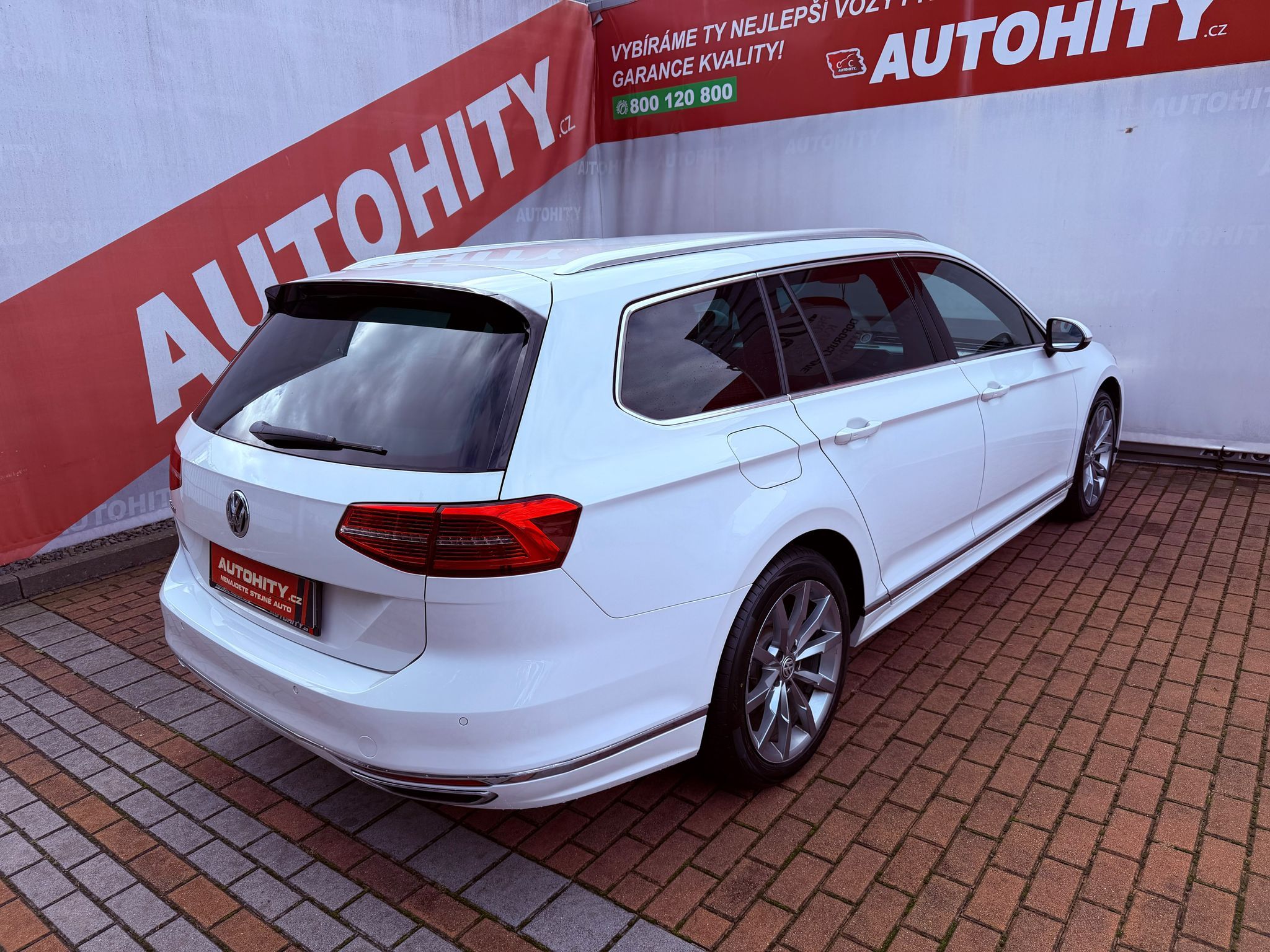 Volkswagen Passat, 2.0 TDi DSG R-Line, ČR - fotka 6