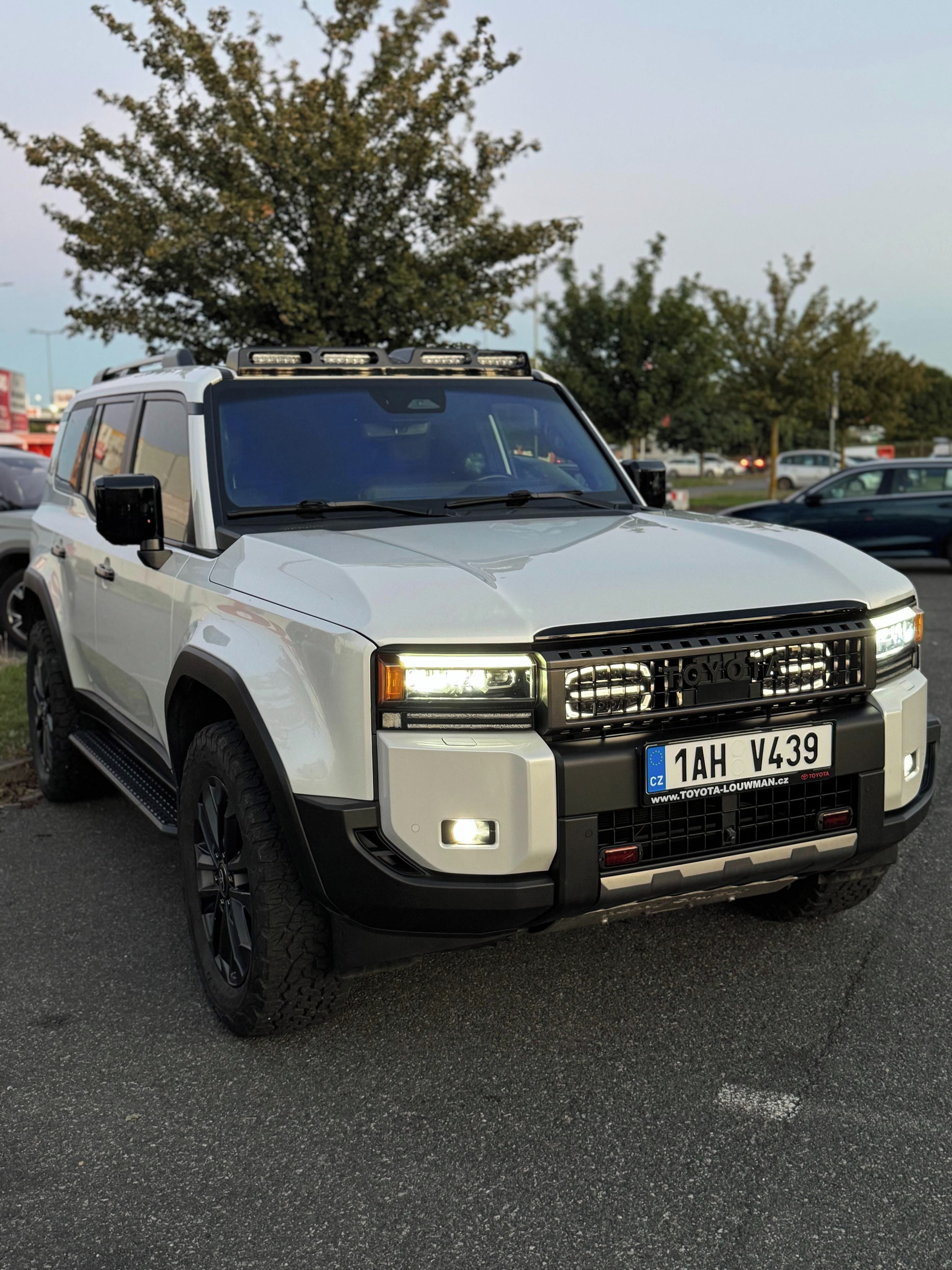 Toyota Land Cruiser, 2.8 D-4D Executive Skyview - fotka 5