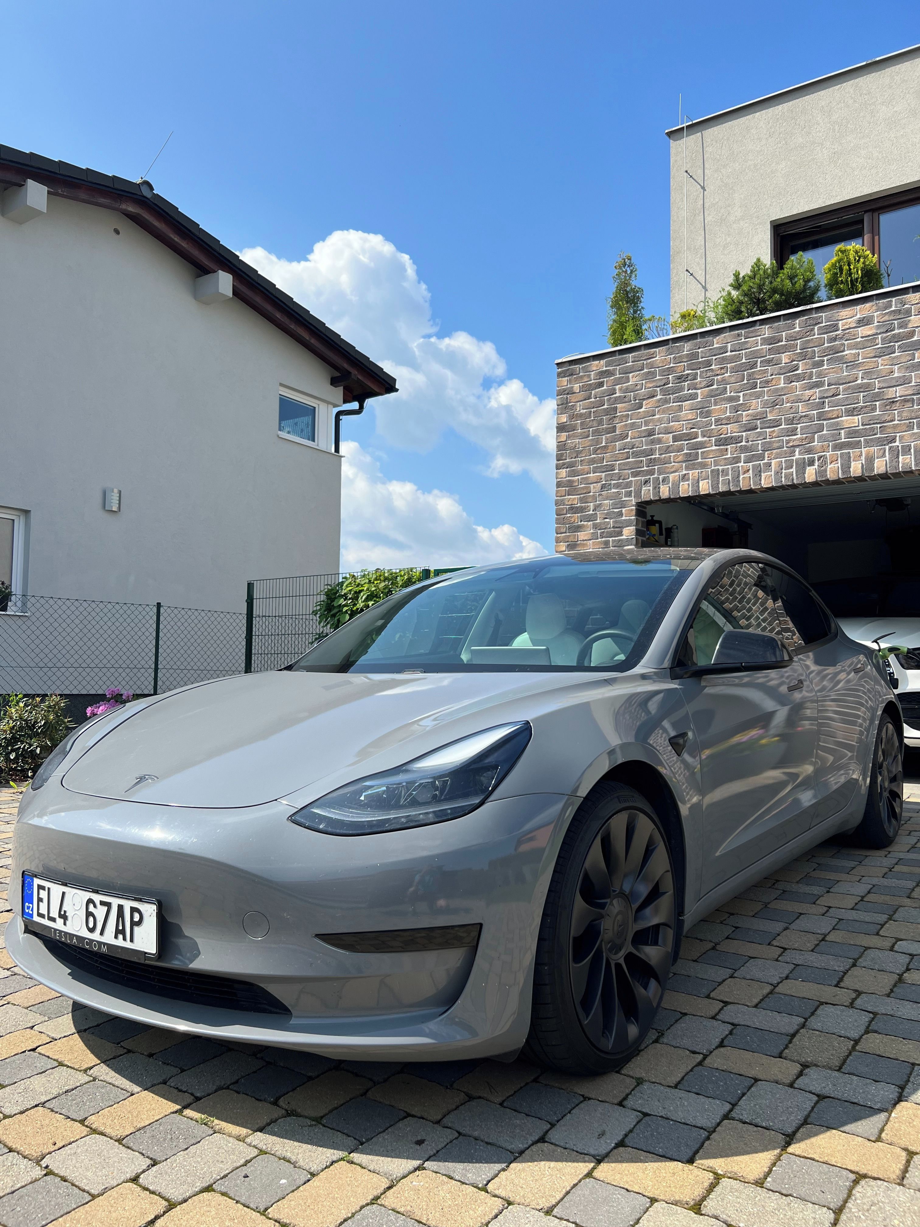 Tesla Model 3, Performance