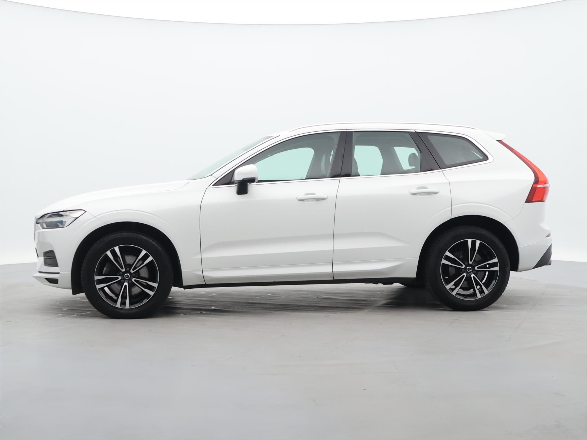 Volvo XC60, 2,0 B4 Drive-E MomentumPro AWD - fotka 4
