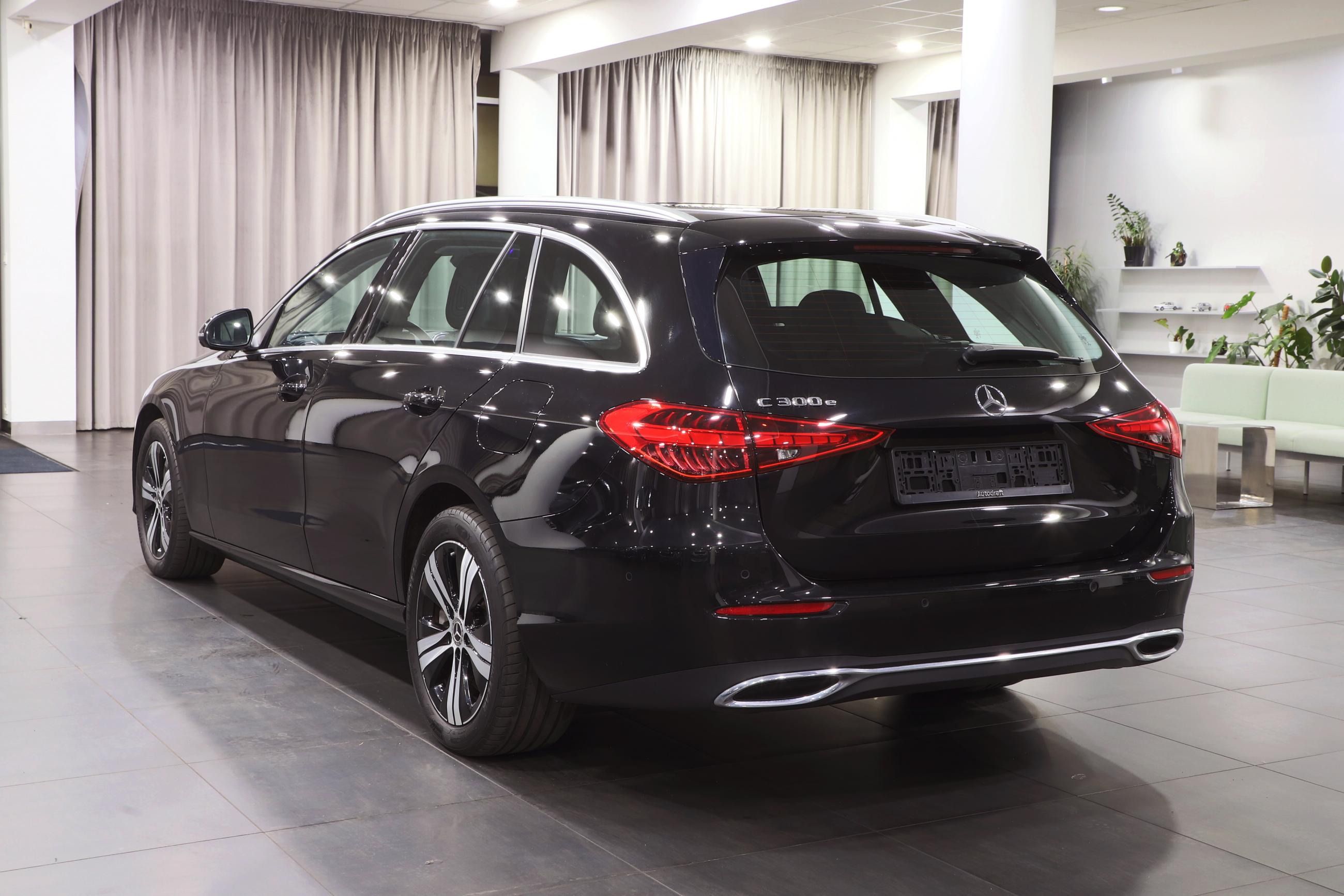 Mercedes-Benz Třídy C, C300E Avantgarde, servisováno - fotka 4