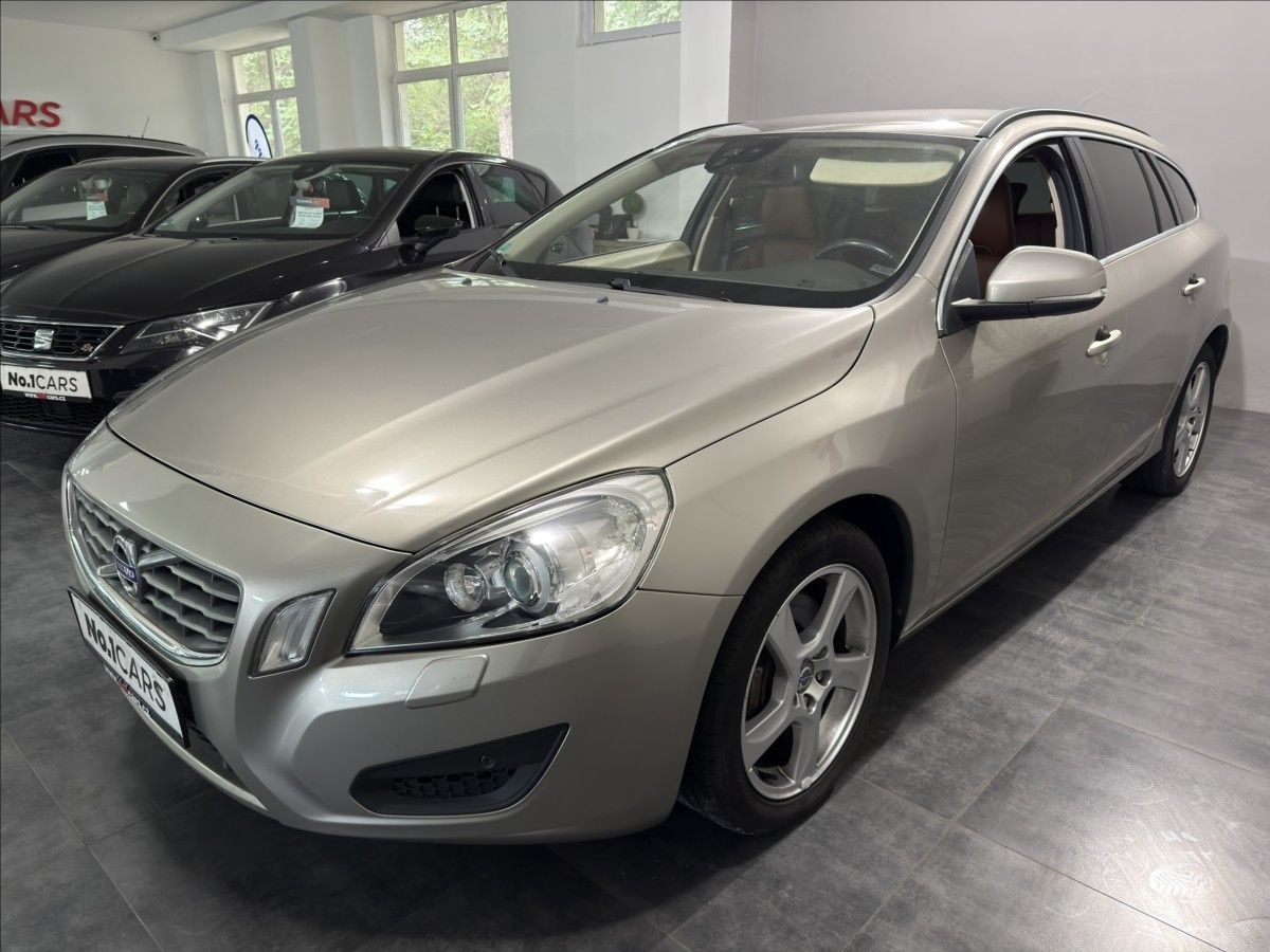 Volvo V60, 2,0   T5 177KW SUMMUM XENON - fotka 3