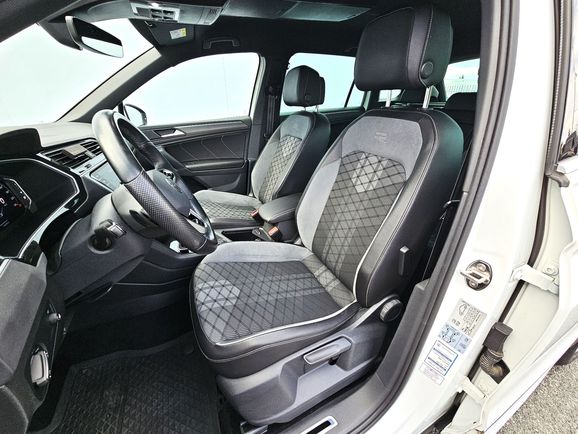 Volkswagen Tiguan, R-Line 2.0 TDI 110 kW 7DSG 4Mo - fotka 6