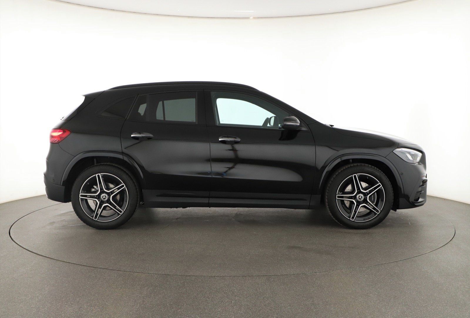 Mercedes-Benz GLA, 200 d, AMG Line - fotka 6