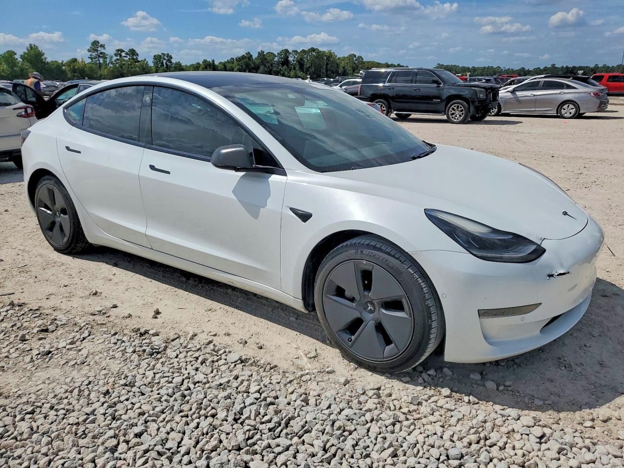 Tesla Model 3, Auto na cestě - fotka 2
