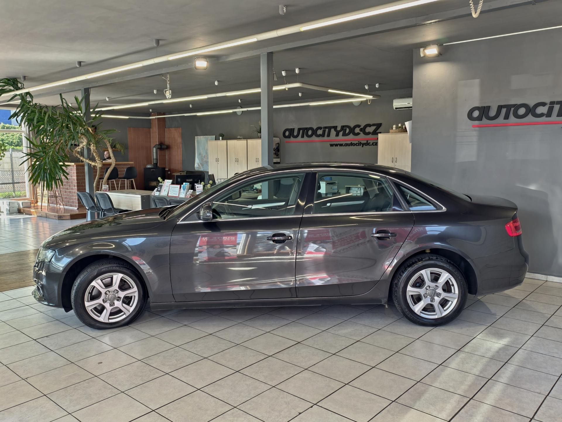 Audi A4, 2.0 TDi 105kW BIXENONY, PDC - fotka 4