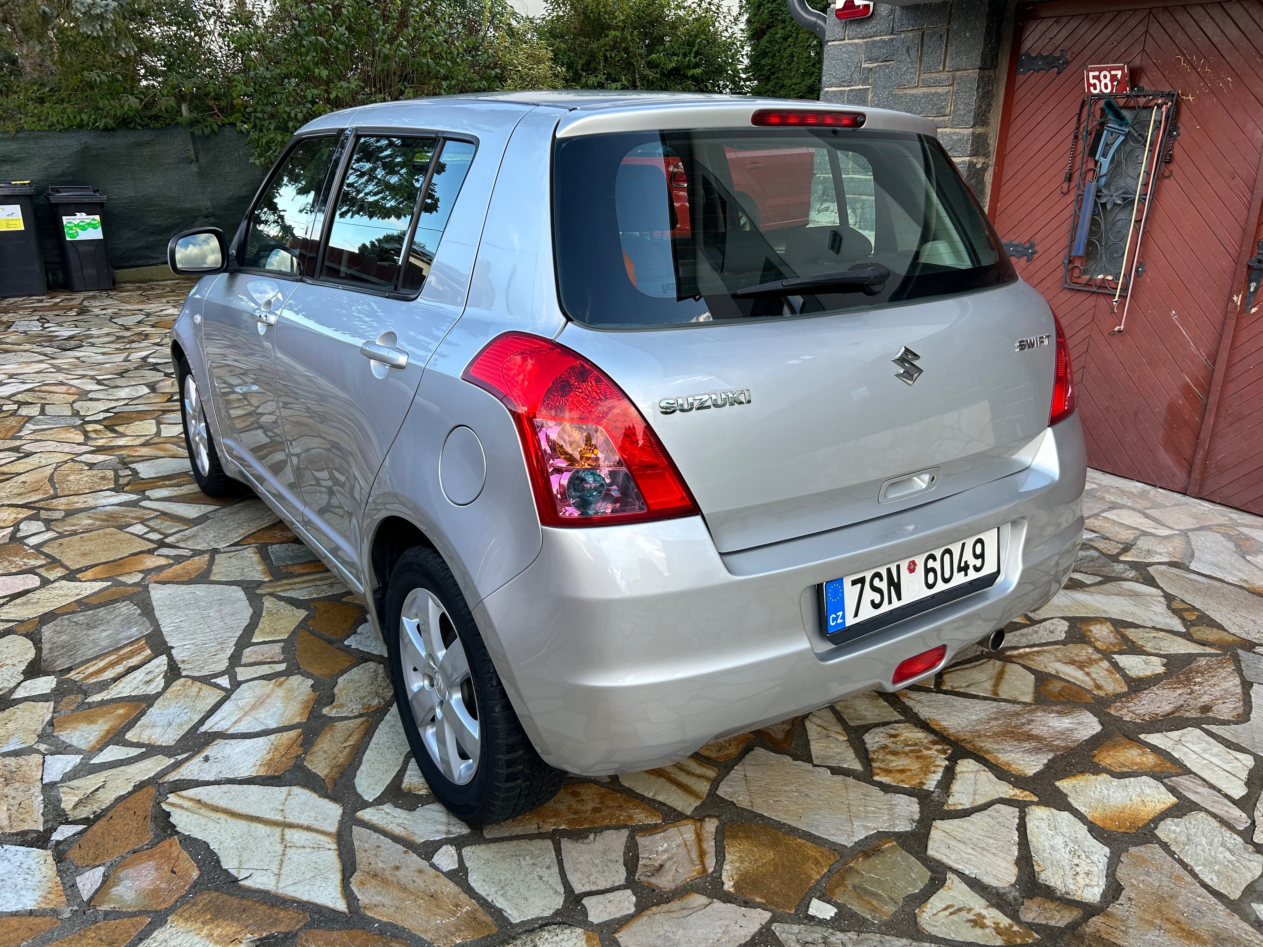 Suzuki Swift, 1.5 75KW AUTOMAT 83000KM !!! - fotka 6
