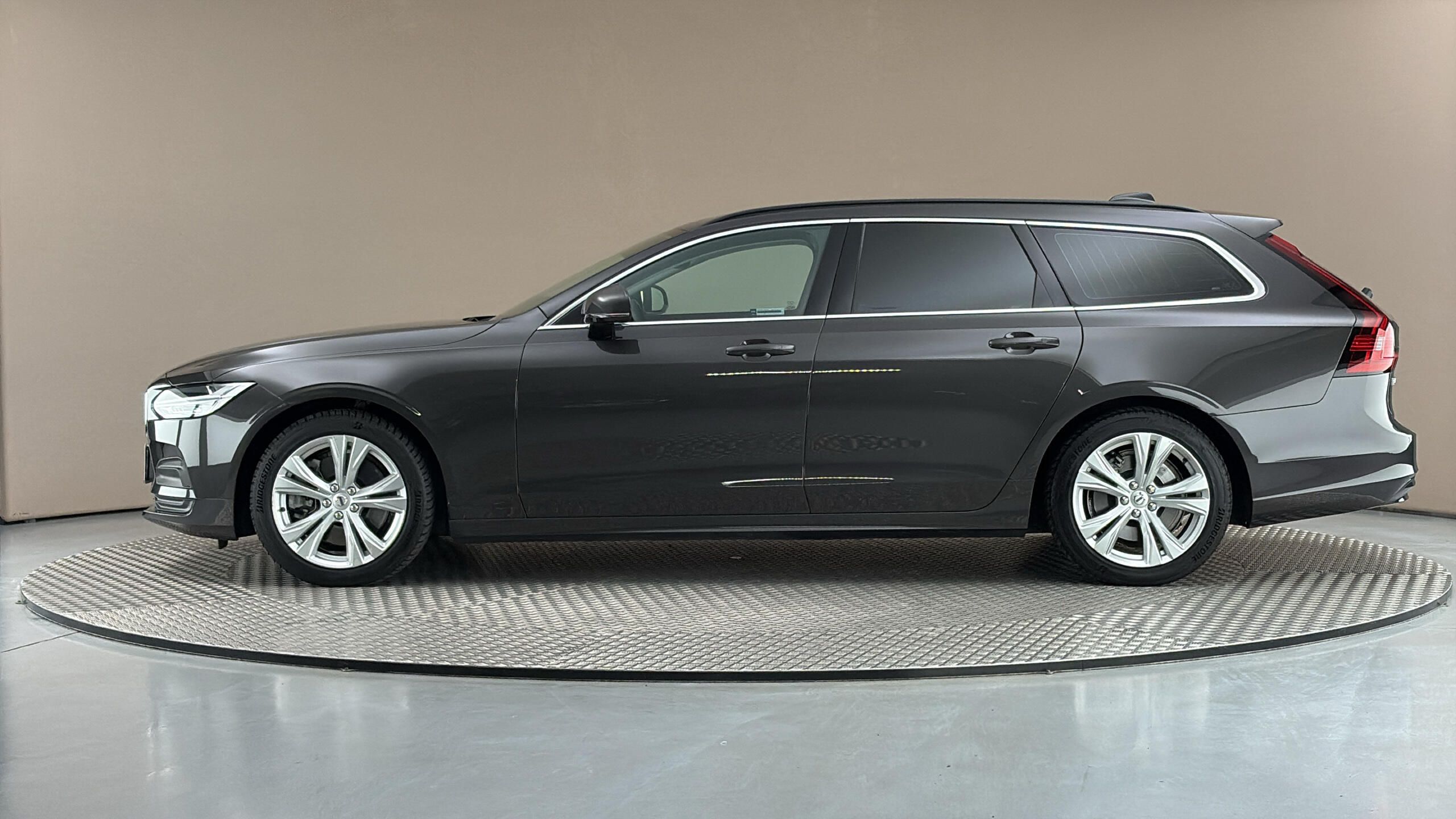 Volvo V90, 2.0 B4 AUT Momentum Pro - fotka 4