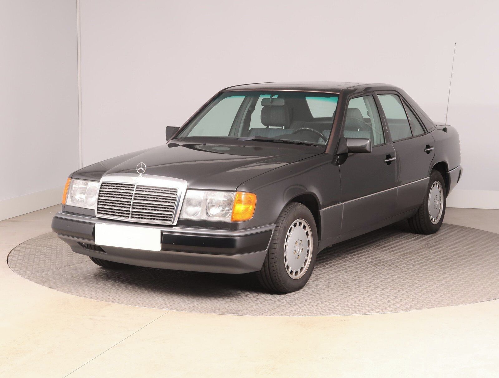 Mercedes-Benz Třídy E, 200 D - fotka 2
