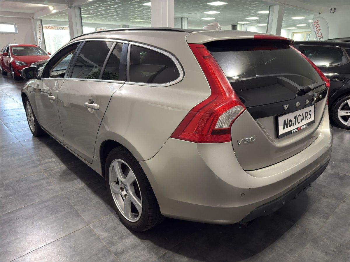 Volvo V60, 2,0   T5 177KW SUMMUM XENON - fotka 4