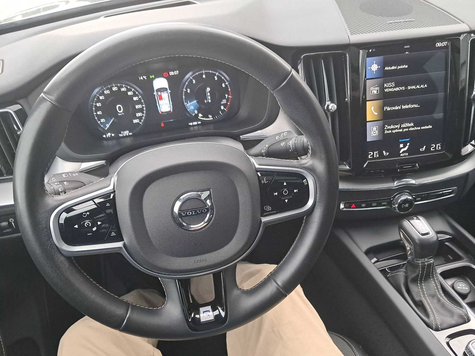 Volvo XC60, T6 AWD, R-Design, 4X4 - fotka 3
