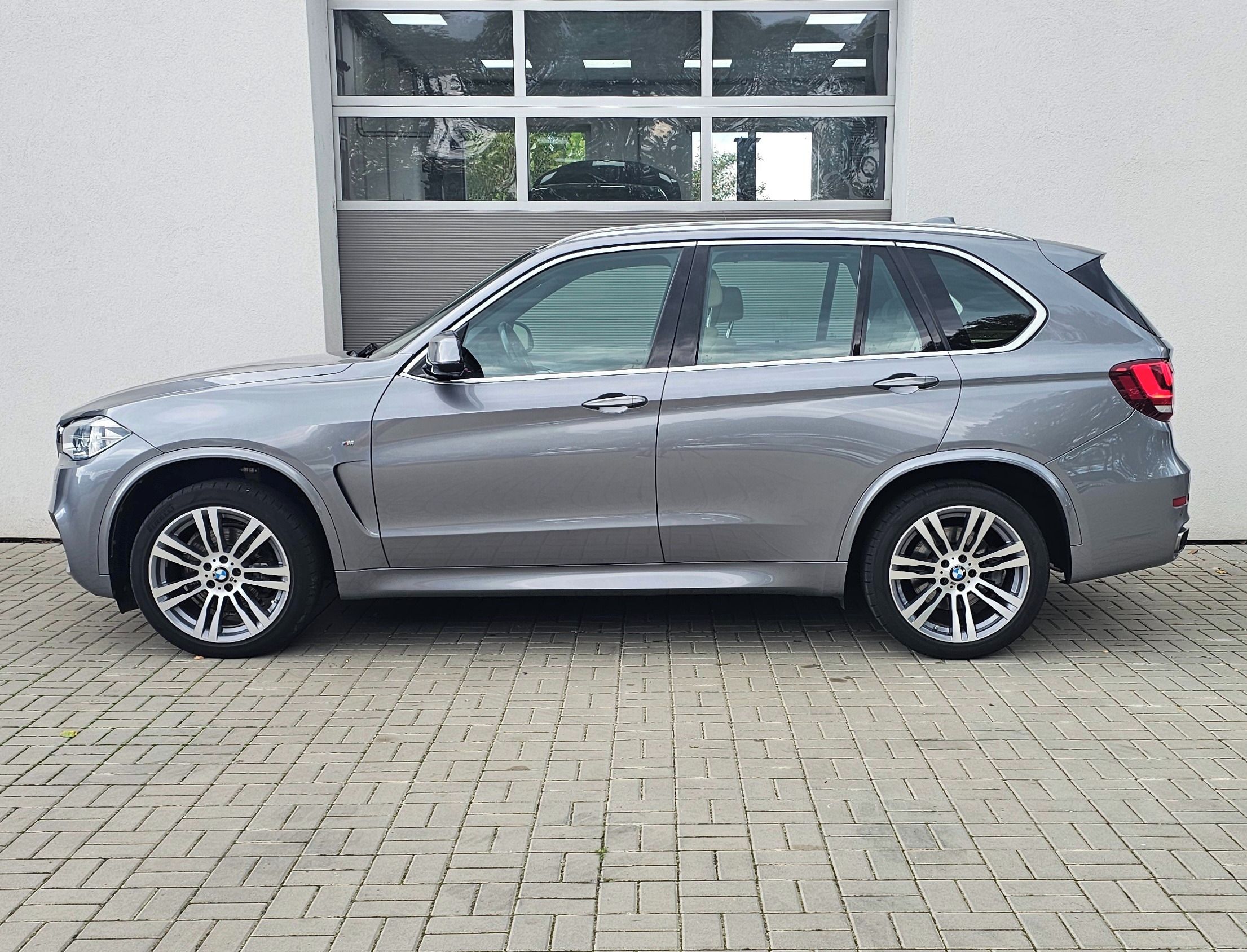 BMW X5, xDrive35i - fotka 4