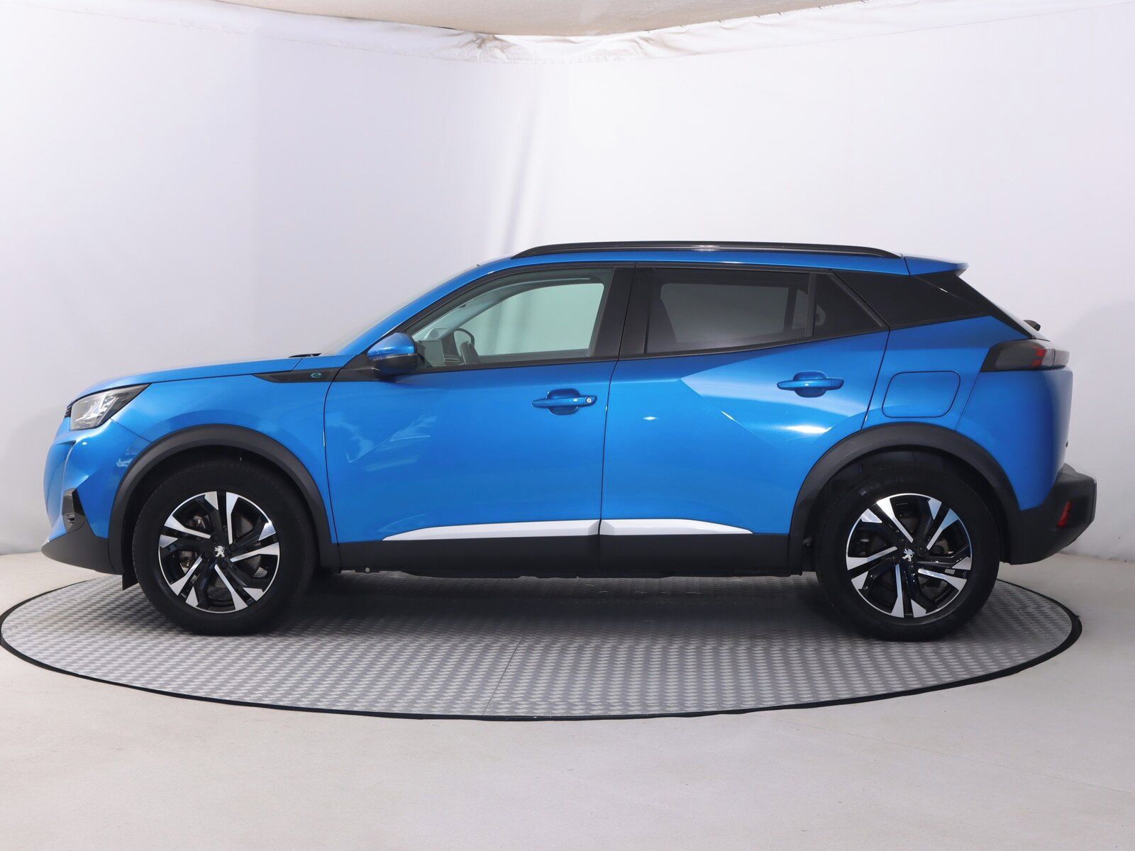 Peugeot 2008, 50 kWh, SoH 91%, Allure - fotka 3