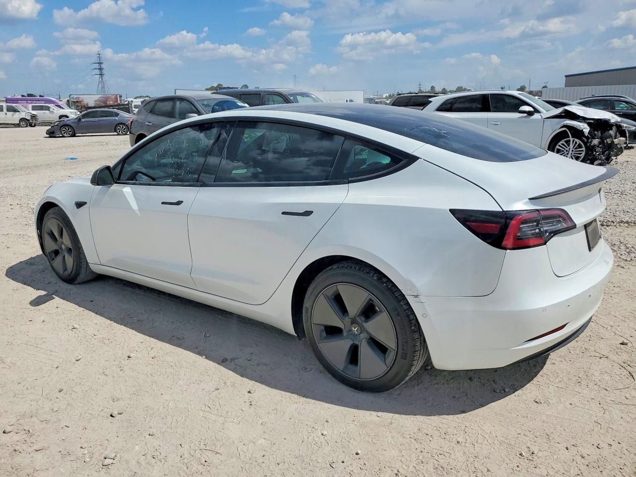 Tesla Model 3, Auto na cestě - fotka 3