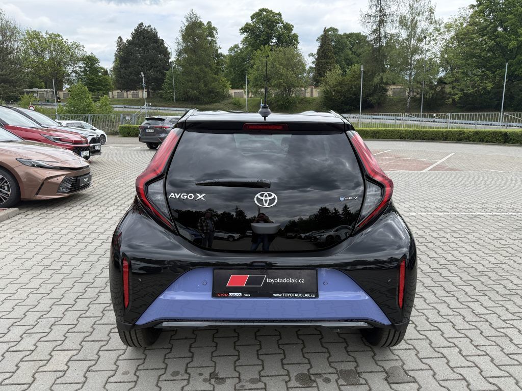 Toyota Aygo, 1.5 Hybrid Executive - fotka 4
