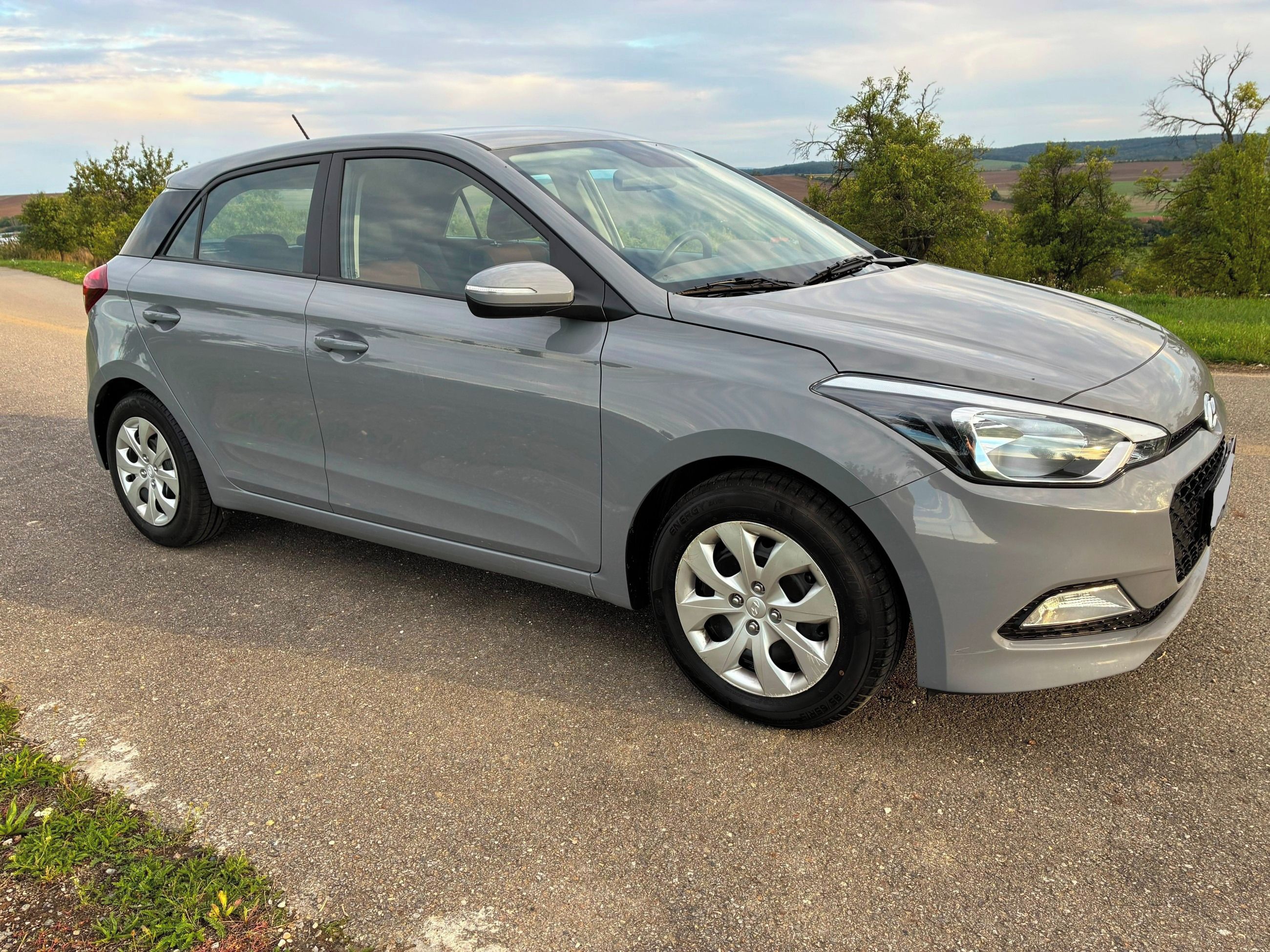 Hyundai i20, nájezd pouze 10.000 km - fotka 2