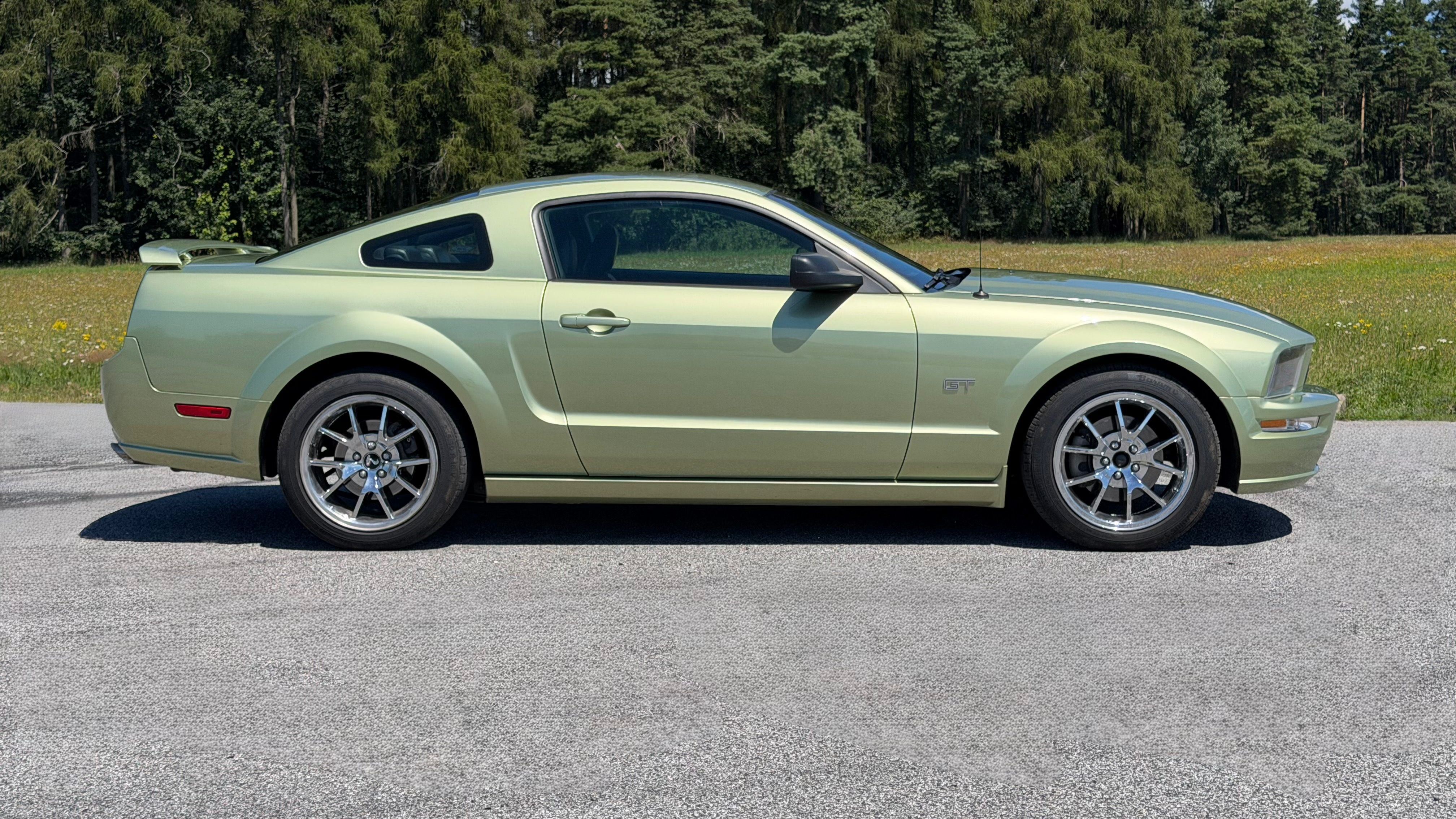 Ford Mustang, GT 4,6 V8 2005 Automat - fotka 3