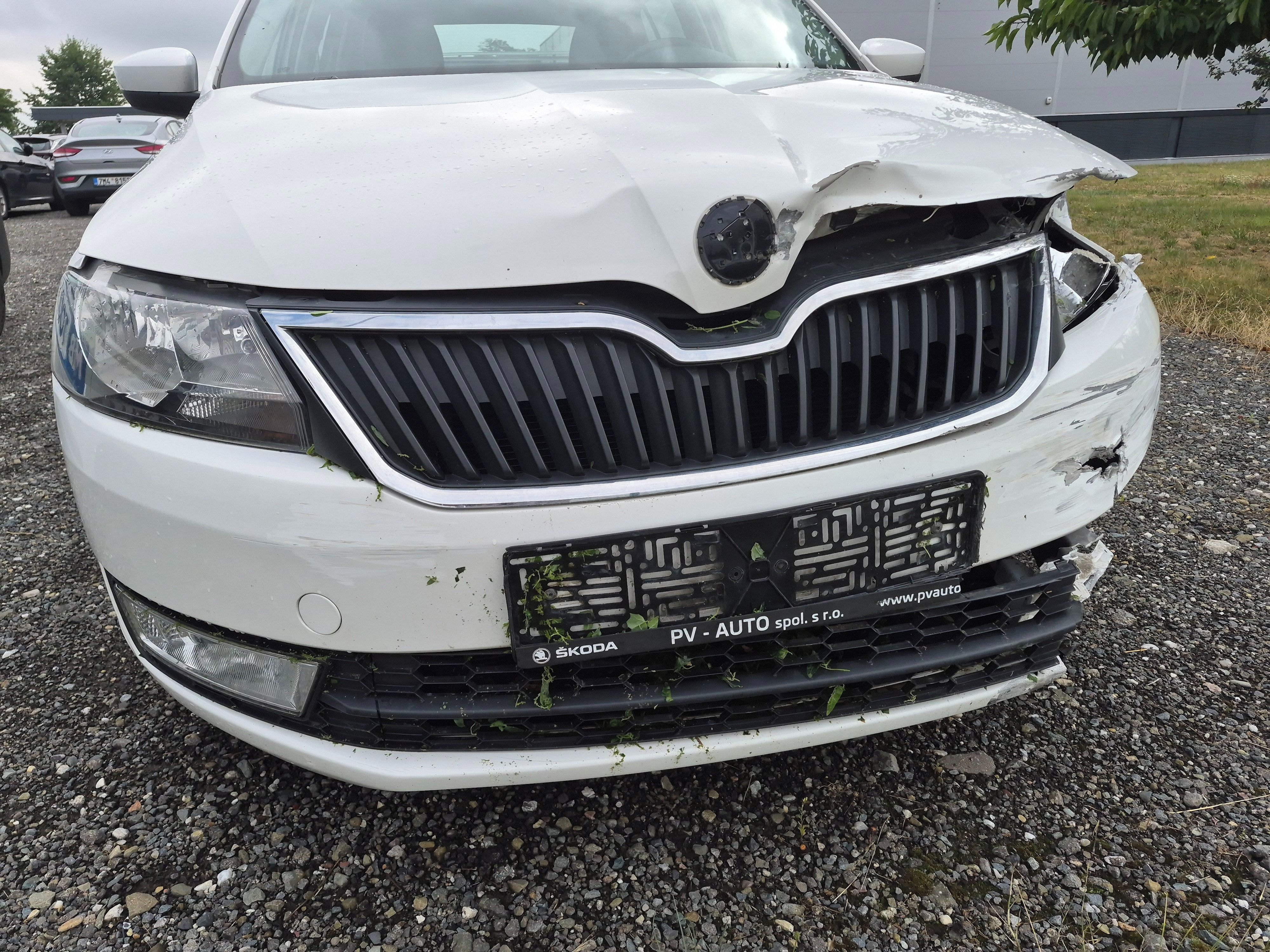 Škoda Rapid, Rapid 1,2 TSI, havarovaný - fotka 2