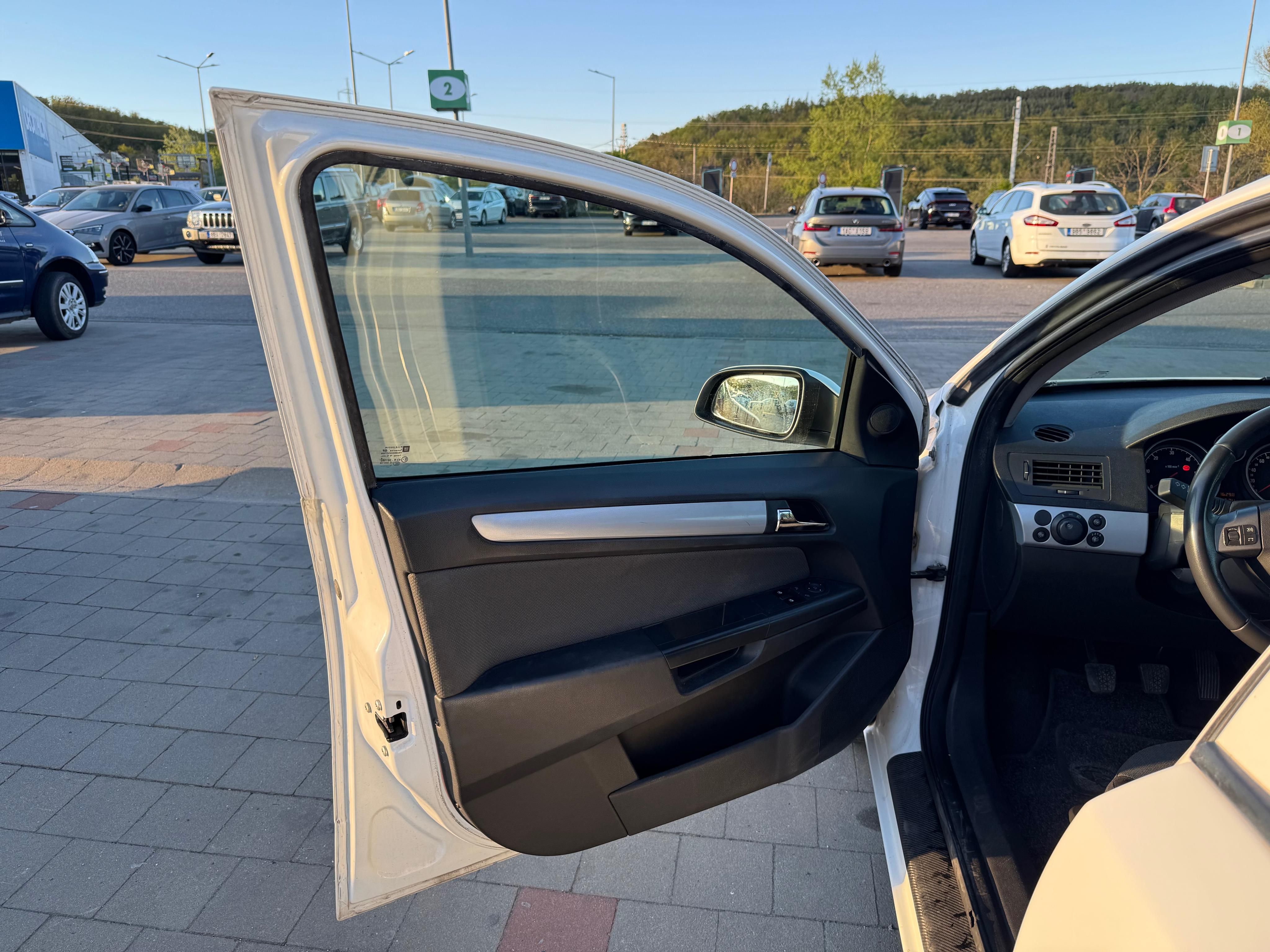 Opel Astra, 1,7 CDTI 74kw - fotka 6