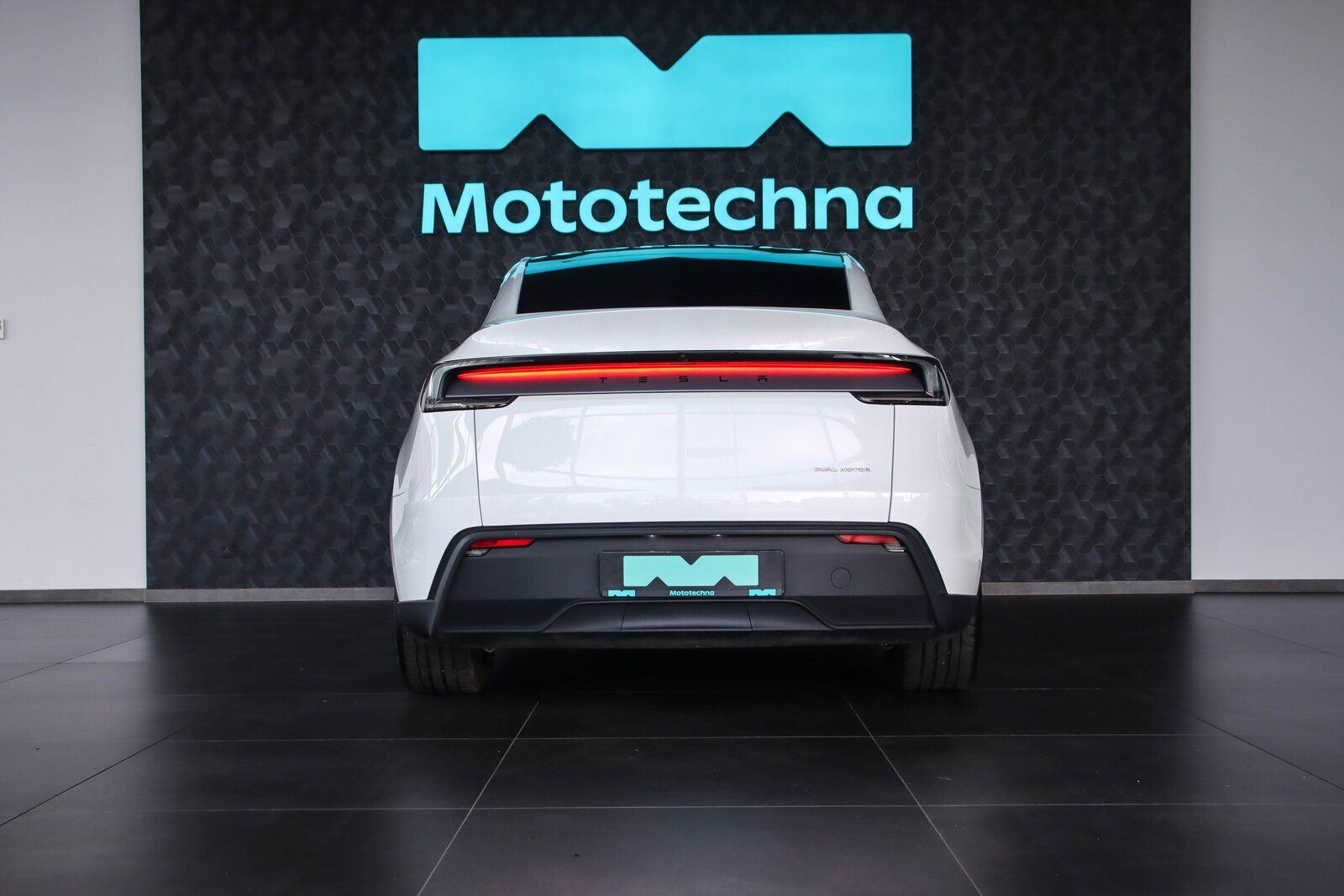 Tesla Model Y, Long Range AWD 79kWh, SoH 93% - fotka 4