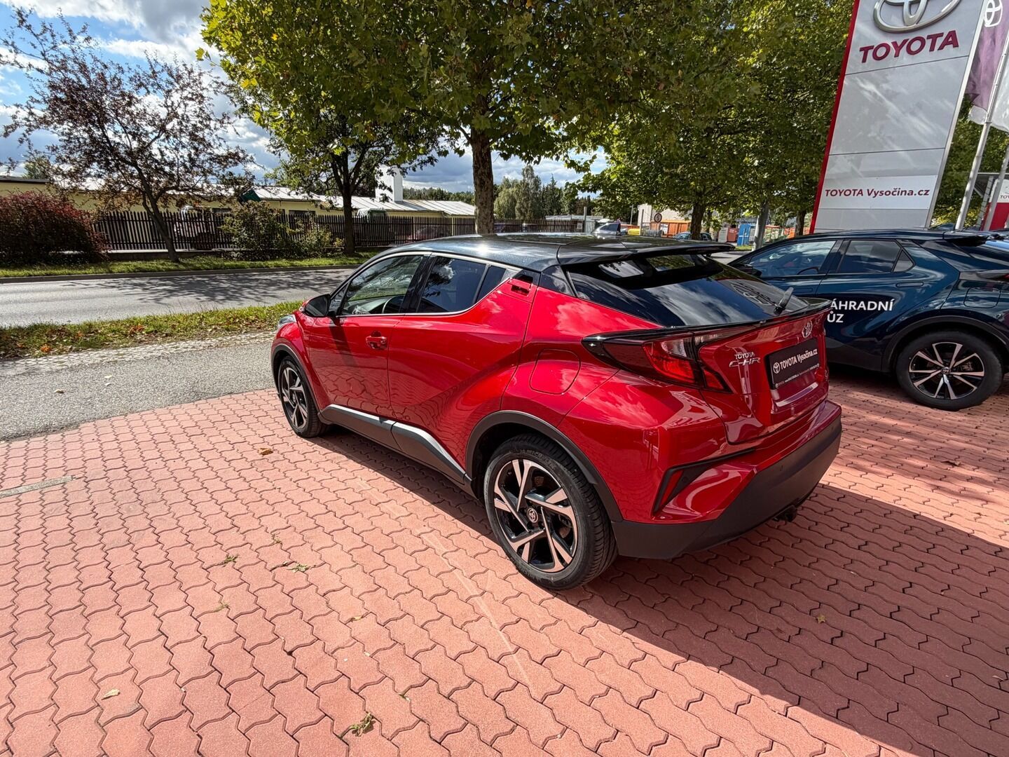 Toyota C-HR, 1.8 hybrid e-CVT Style, tažné - fotka 6
