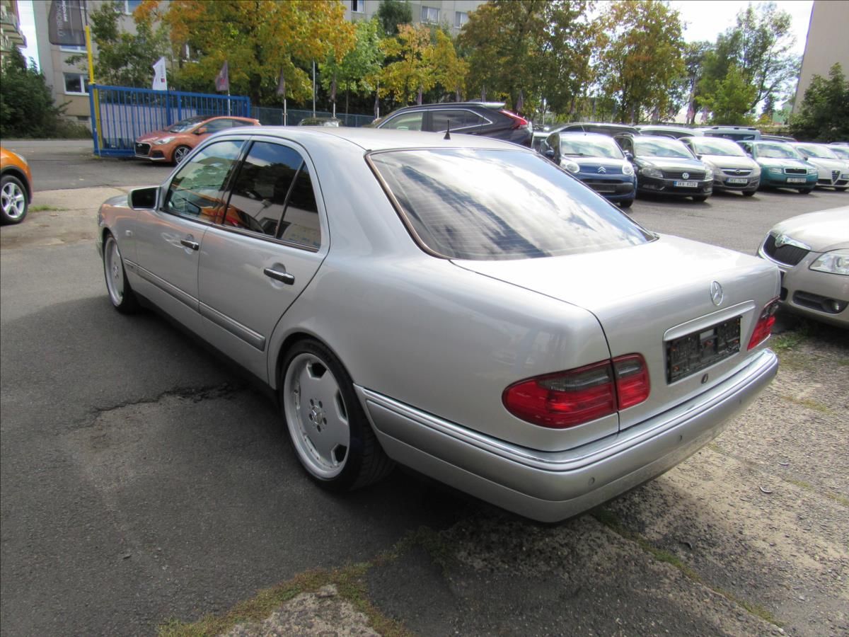 Mercedes-Benz Třídy E, 3,2 E 320 Elegance Automat - fotka 4