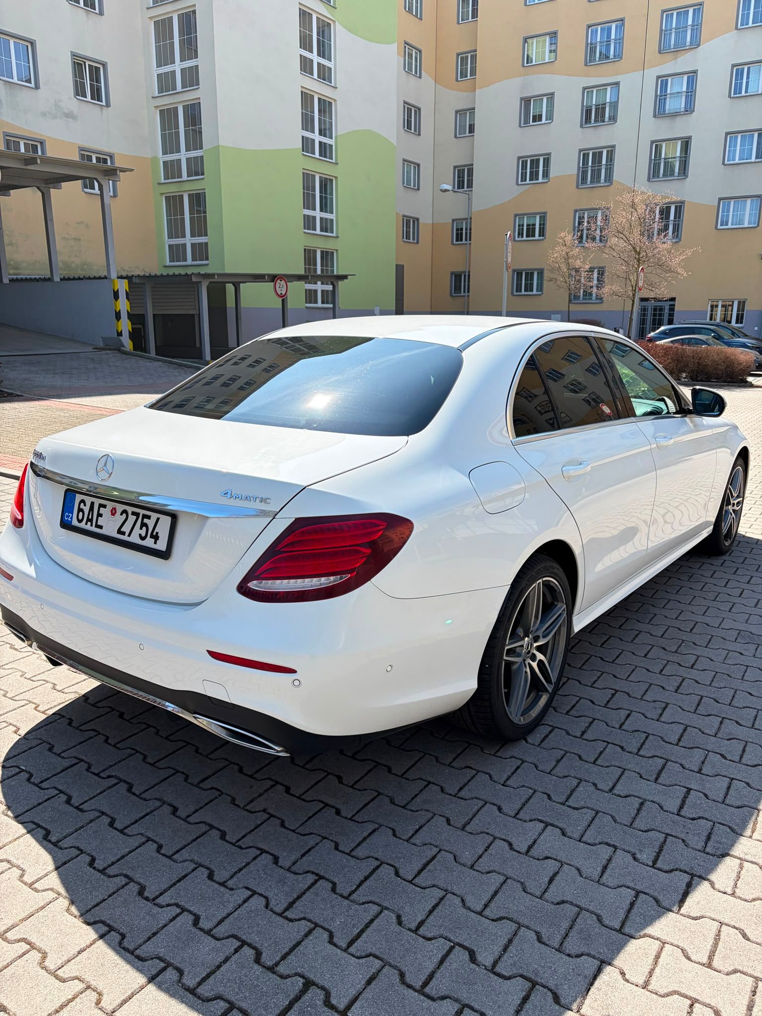 Mercedes-Benz Třídy E, 220D 4MATIC - fotka 4