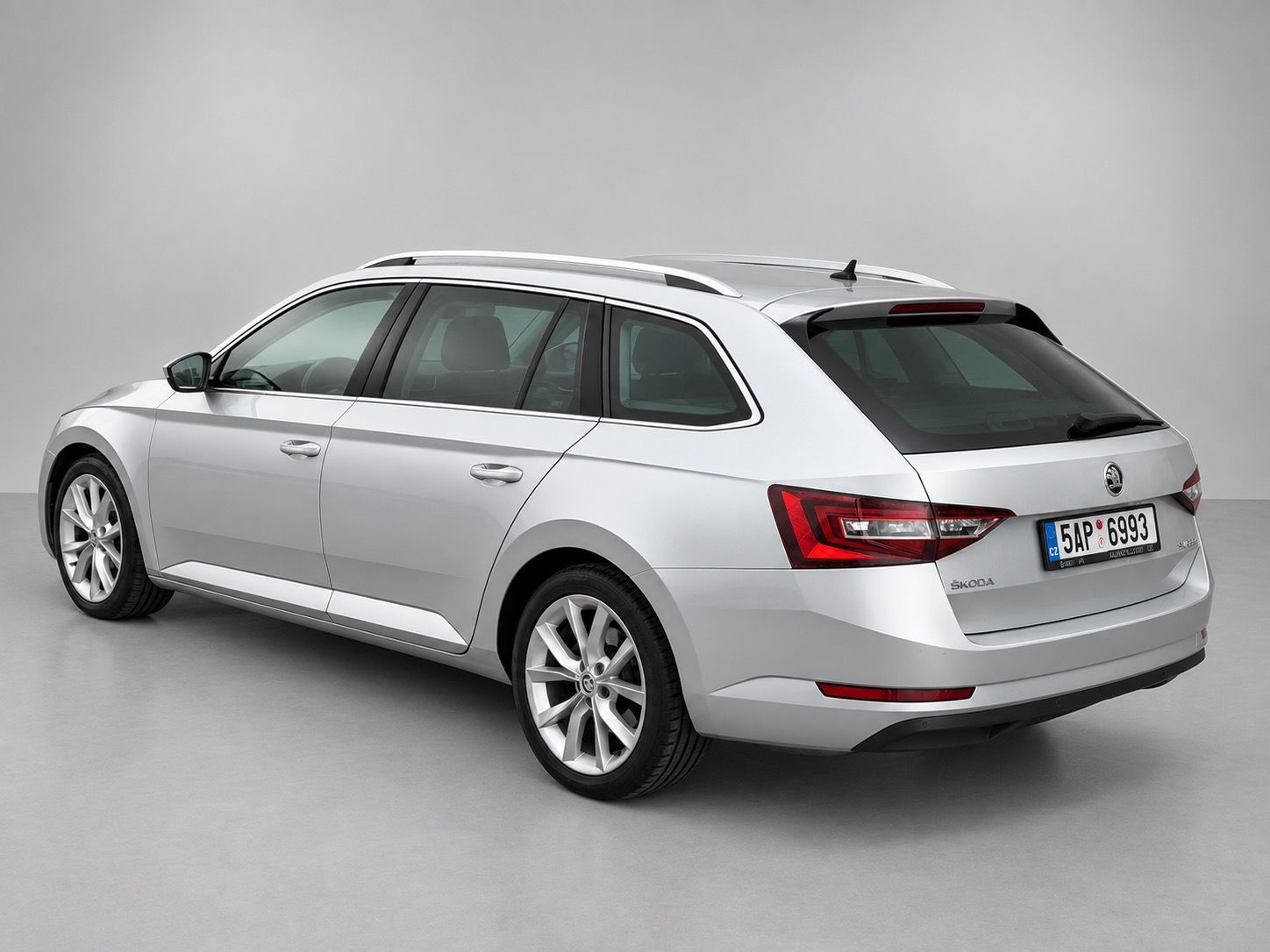 Škoda Superb, Combi 2.0 TDI 110 kW Style 4x4 - fotka 6