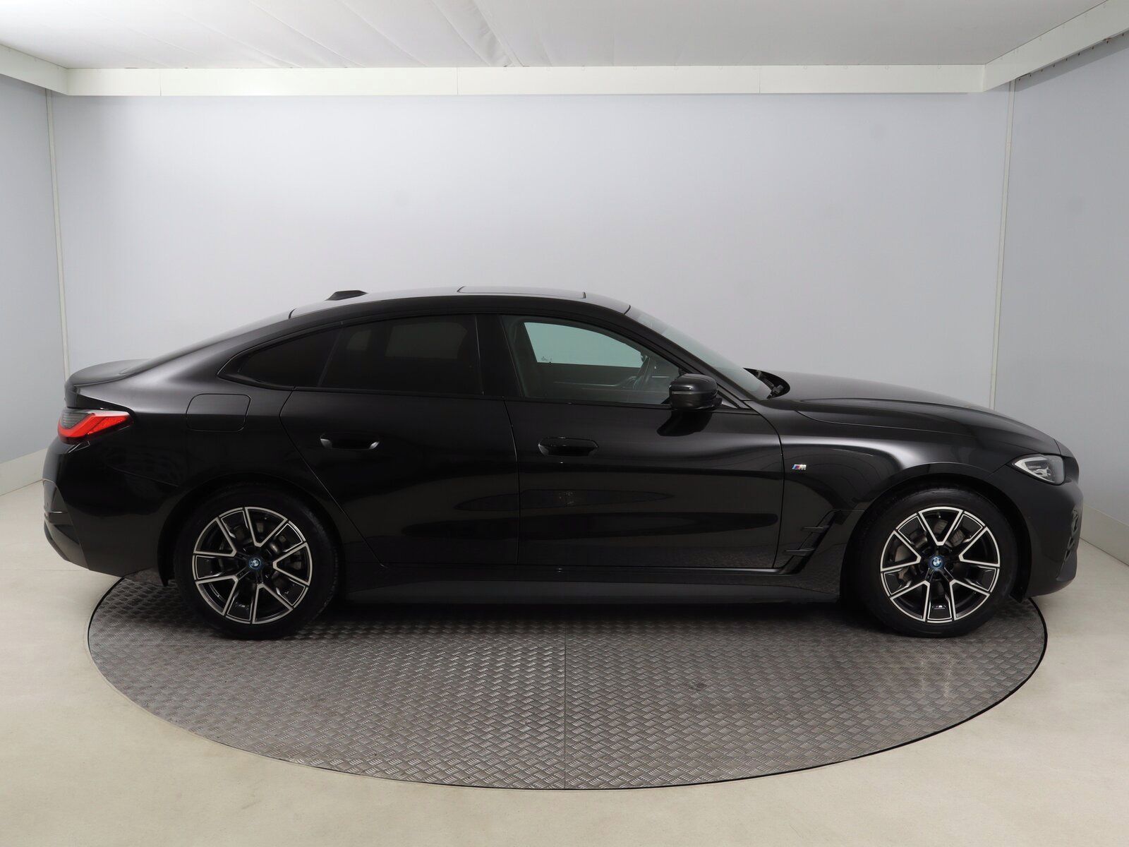 BMW i4, eDrive40, SoH 96% - fotka 6