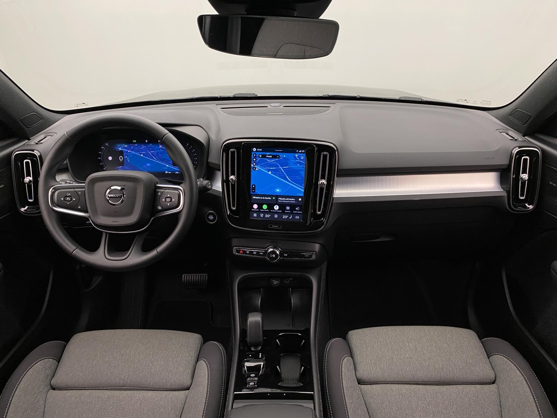 Volvo XC40, B3 AUT DARK PLUS - fotka 2