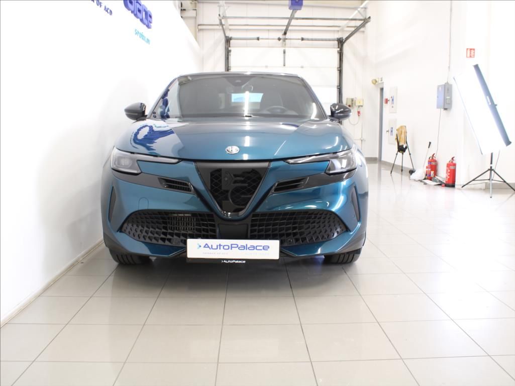 Alfa Romeo Junior, 1,2 Hybrid 145k.PANO.El.sed.ČR - fotka 2