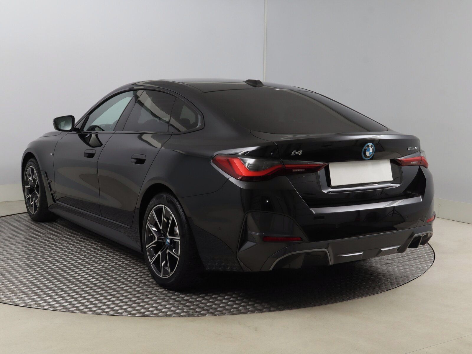 BMW i4, eDrive40, SoH 96% - fotka 4