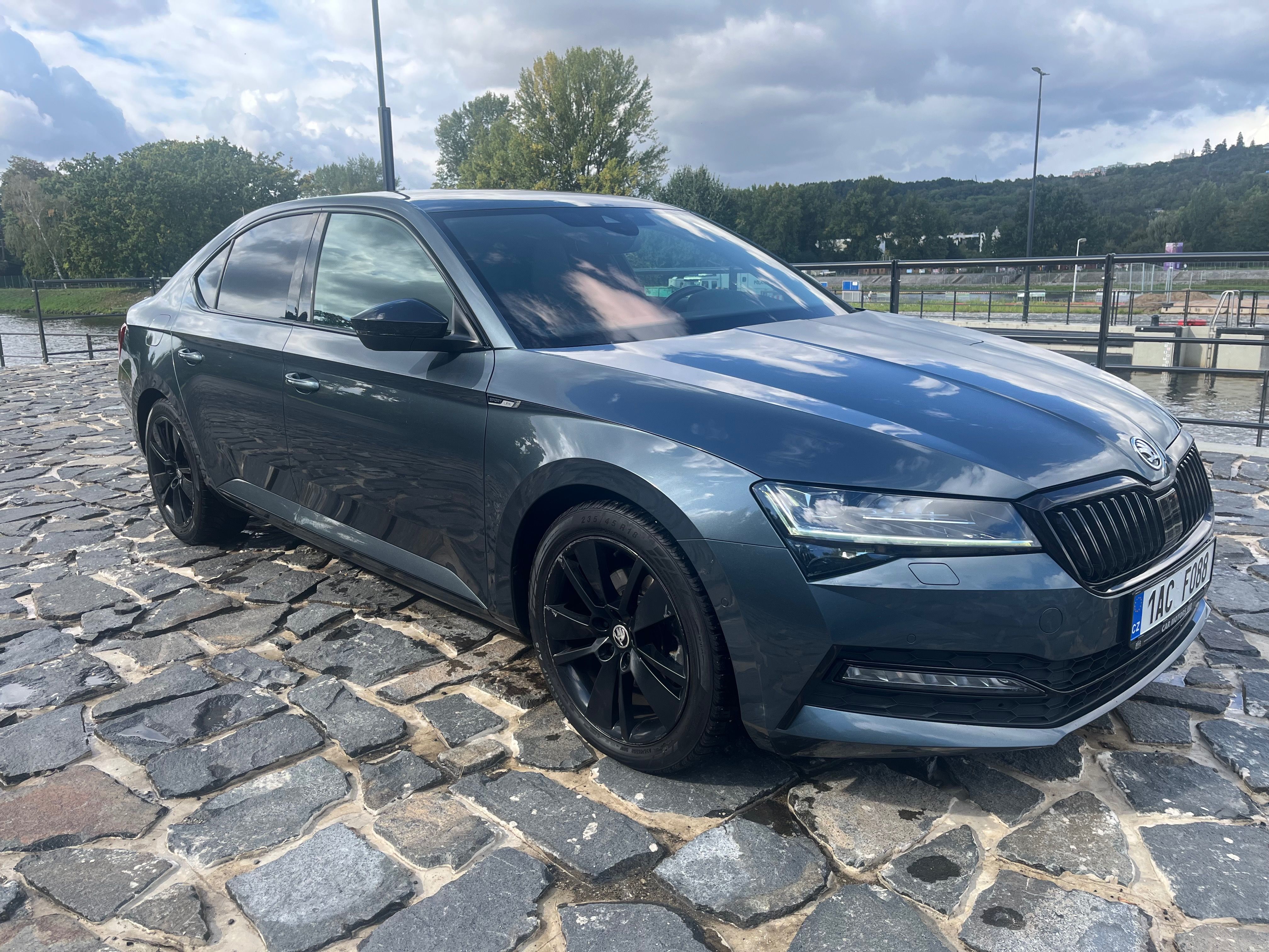 Škoda Superb, 2.0tdi 140kw DSG Sportline - fotka 4