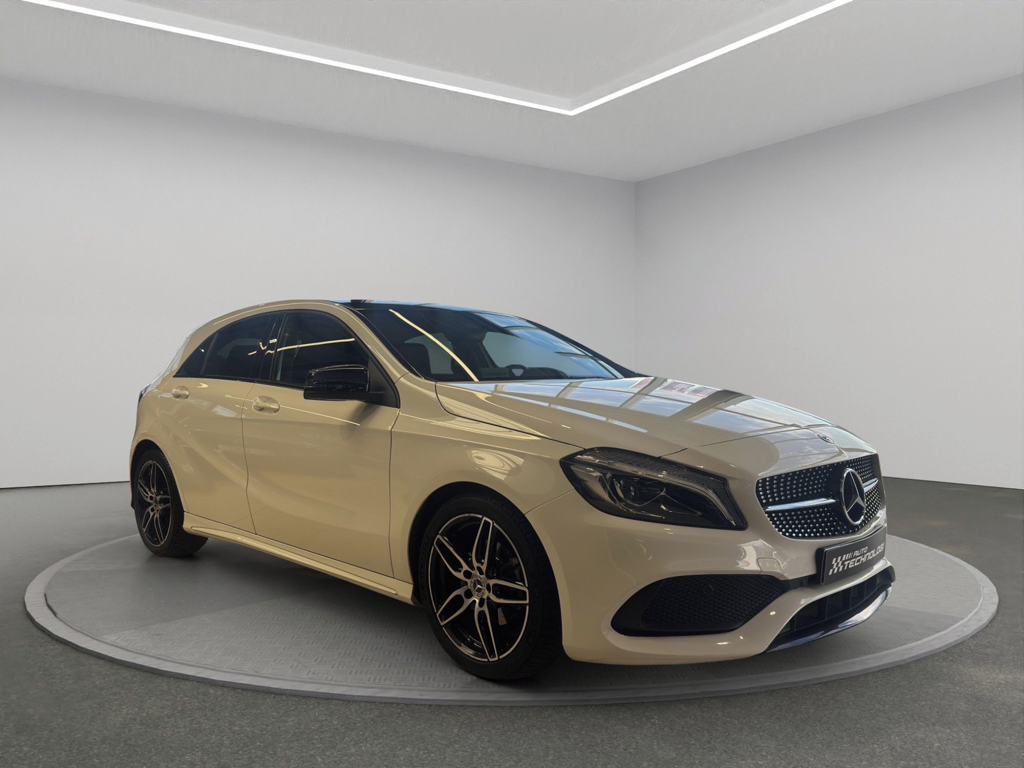 Mercedes-Benz Třídy A, 200 AMG Line - fotka 3