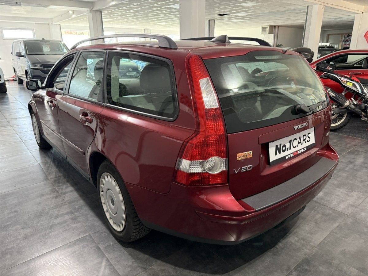 Volvo V50, 2,0   D 100KW KRÁSNÝ STAV TZ - fotka 4