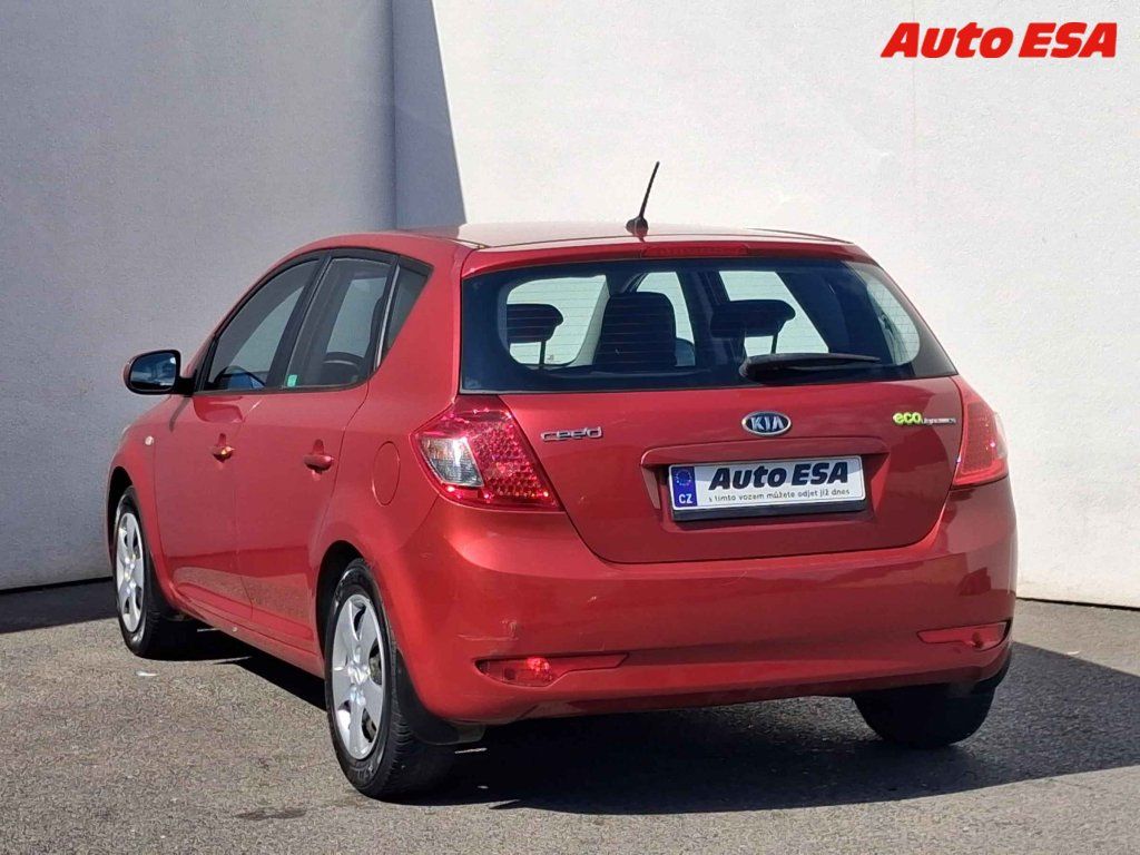 Kia Cee´d, 1.4 GDI,1.maj,ČR,AC - fotka 6