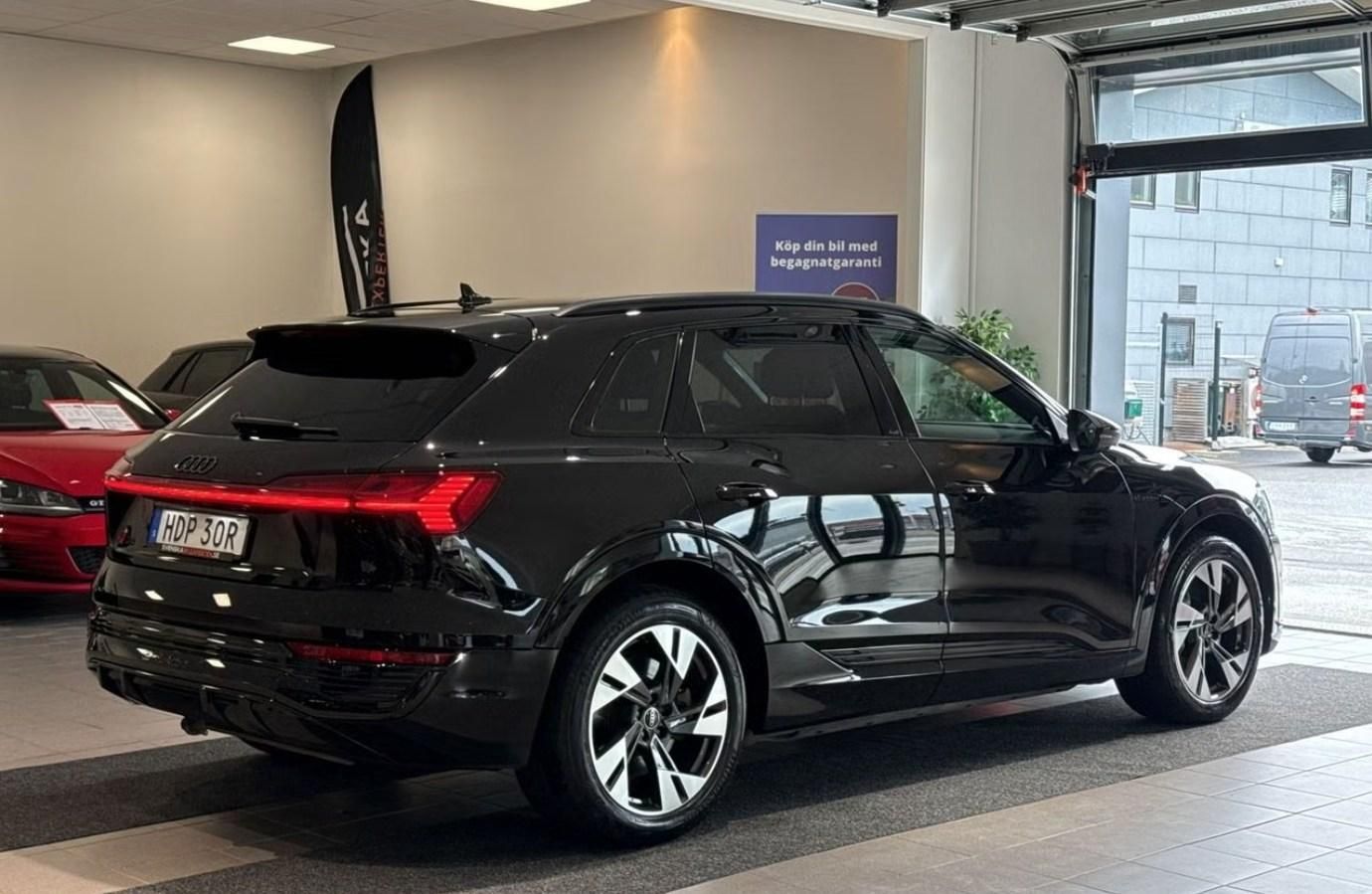 Audi Q8 e-tron, 55 Q SoH 97% 360k Pano Vzduch - fotka 4